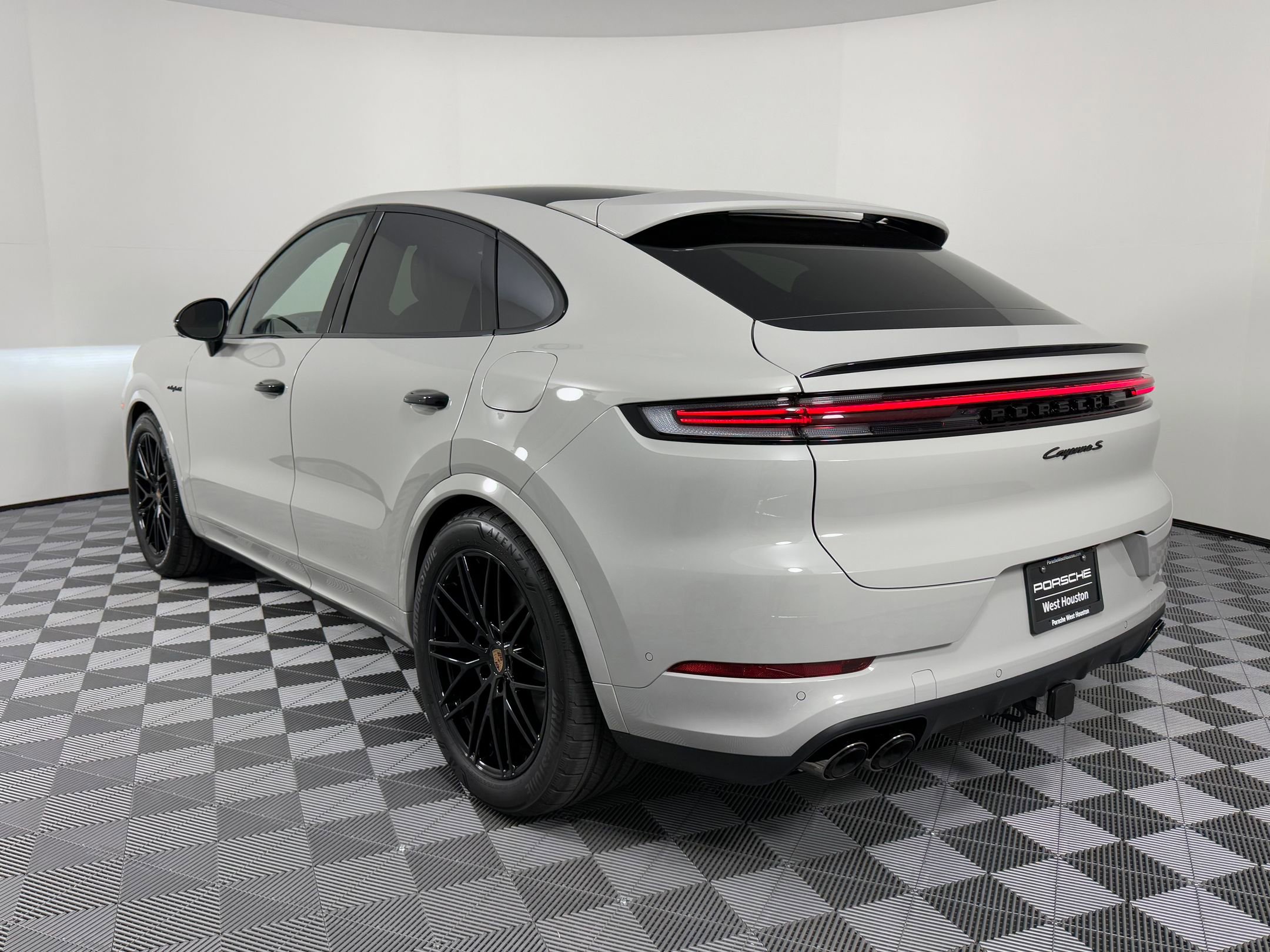 2026 Porsche Cayenne S E-Hybrid Coupe photo 3