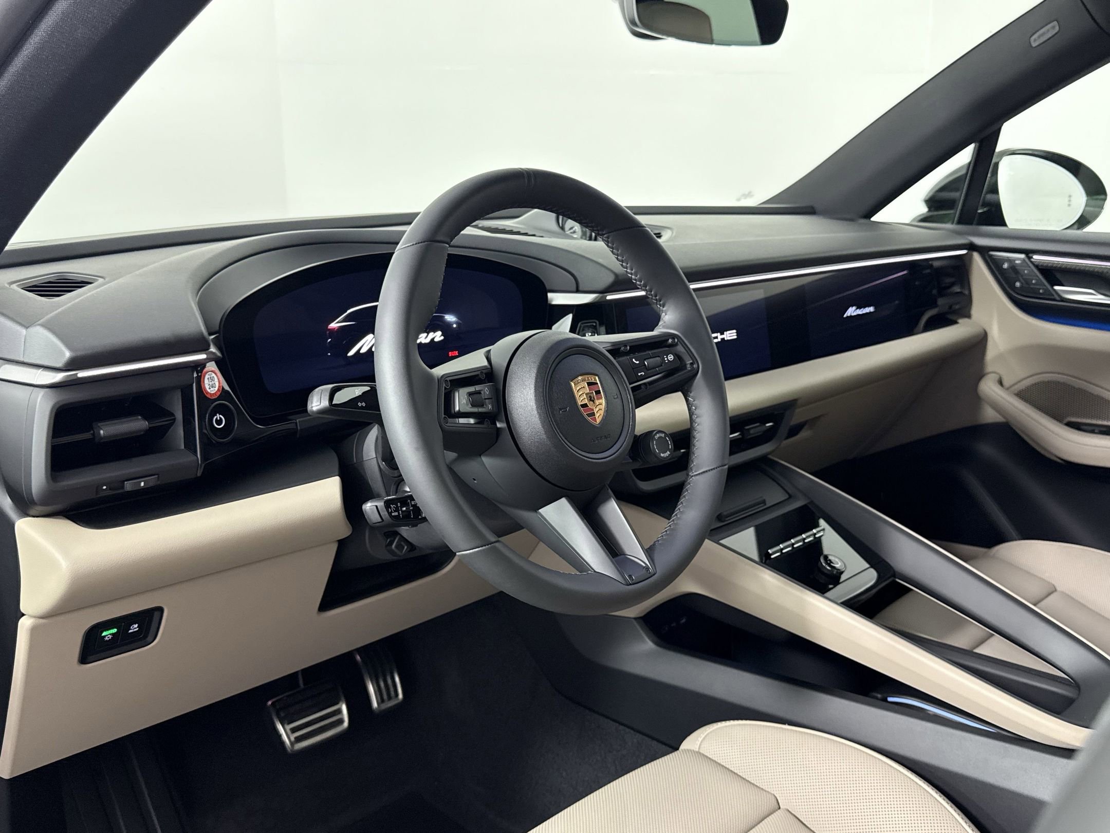 2025 Porsche Macan Electric photo 4