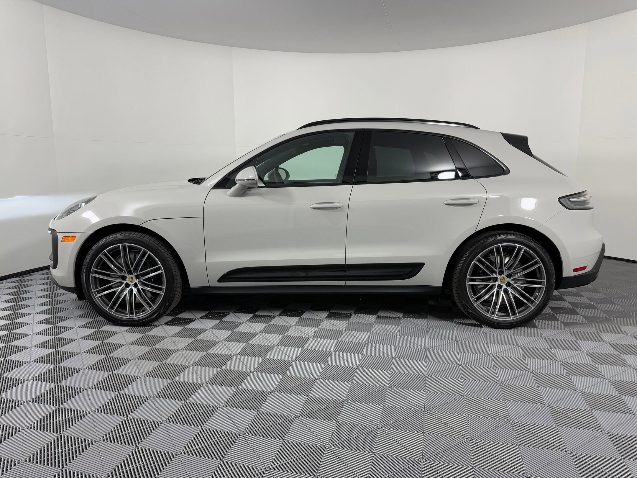 2026 Porsche Macan GTS photo 2