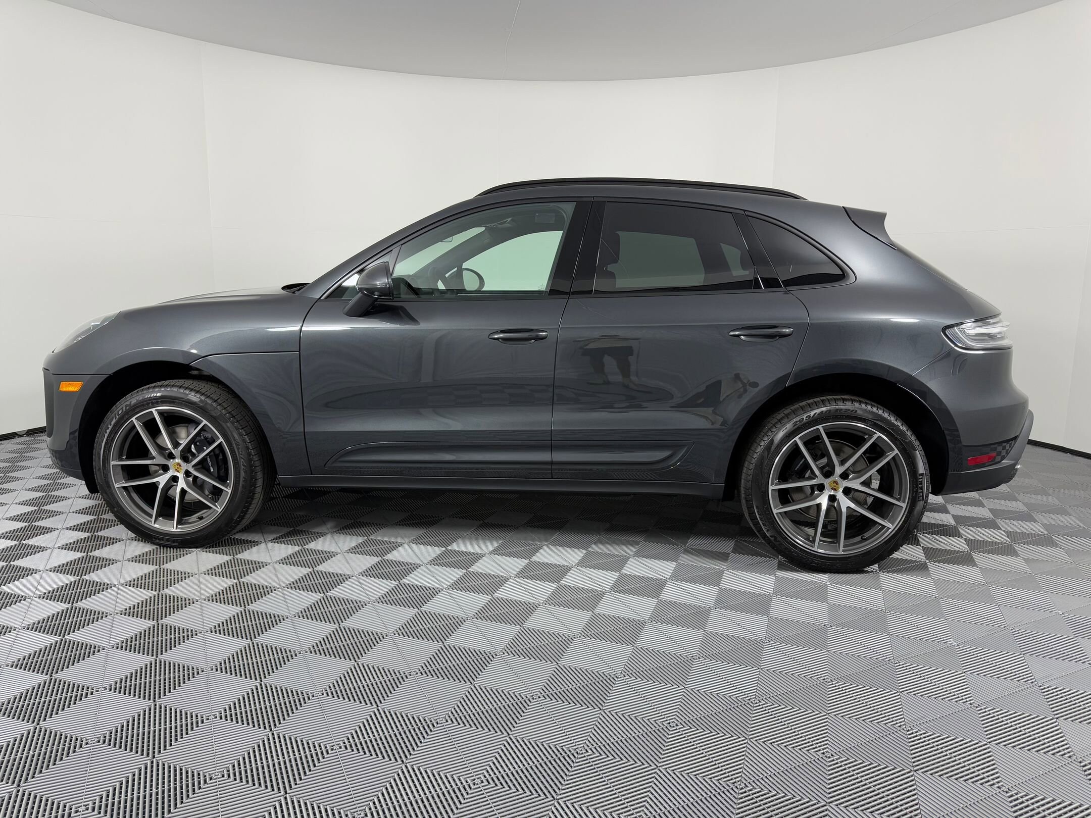 2026 Porsche Macan T photo 2