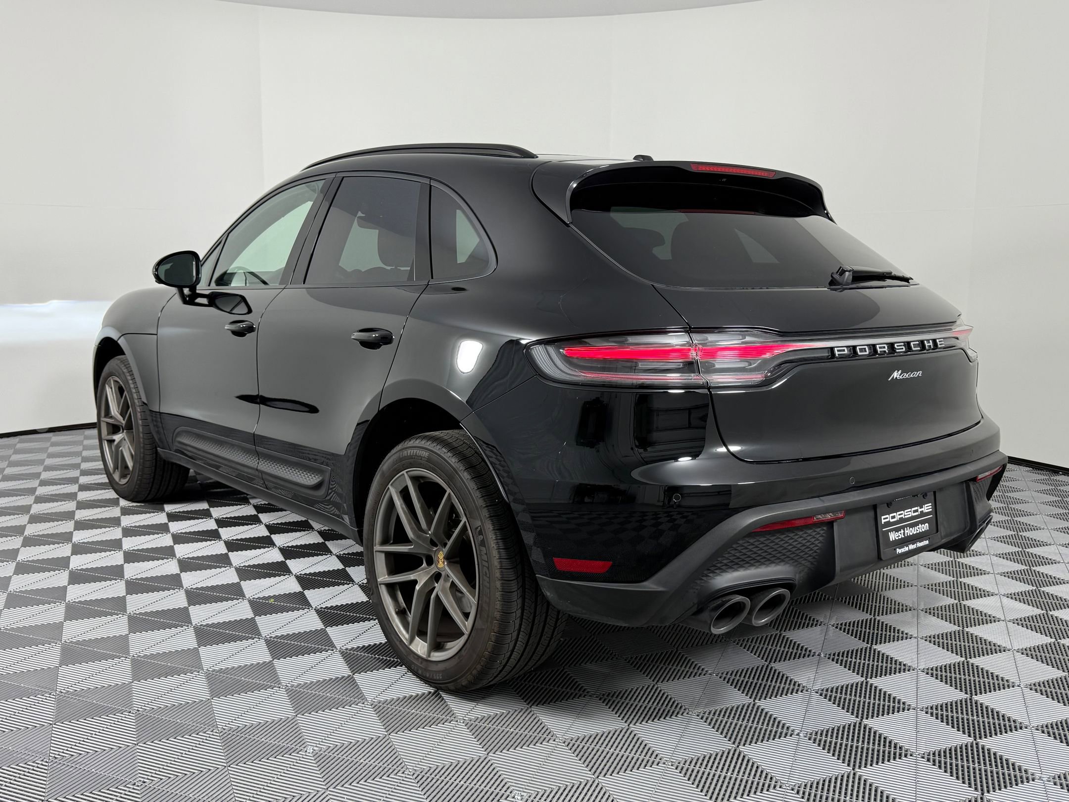 2025 Porsche Macan T photo 3