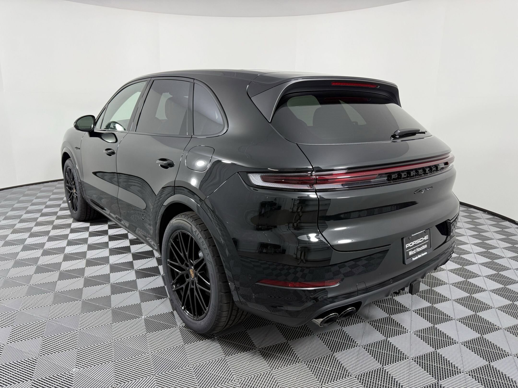 2025 Porsche Cayenne E-Hybrid photo 3