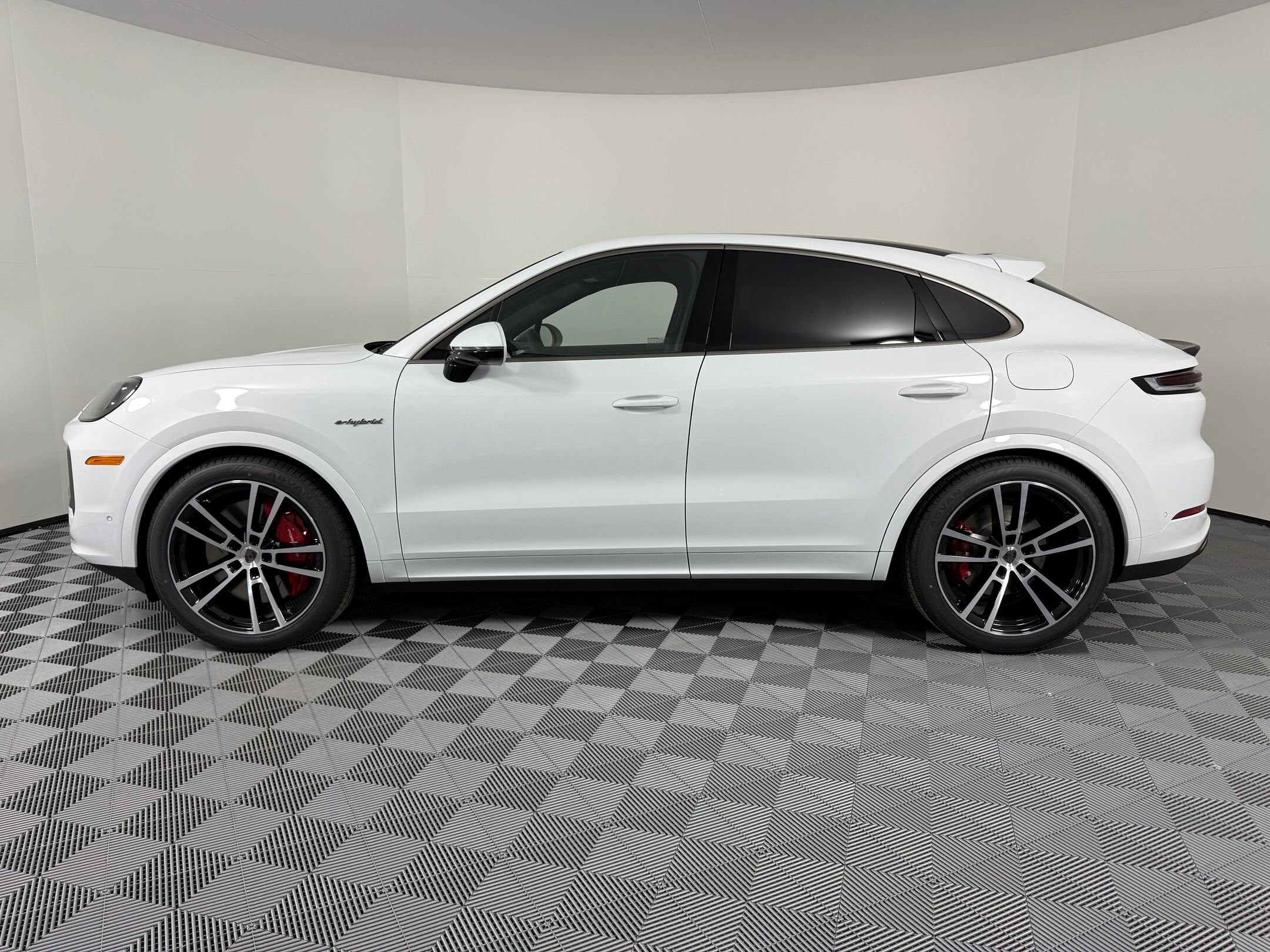 2026 Porsche Cayenne Turbo E-Hybrid photo 2