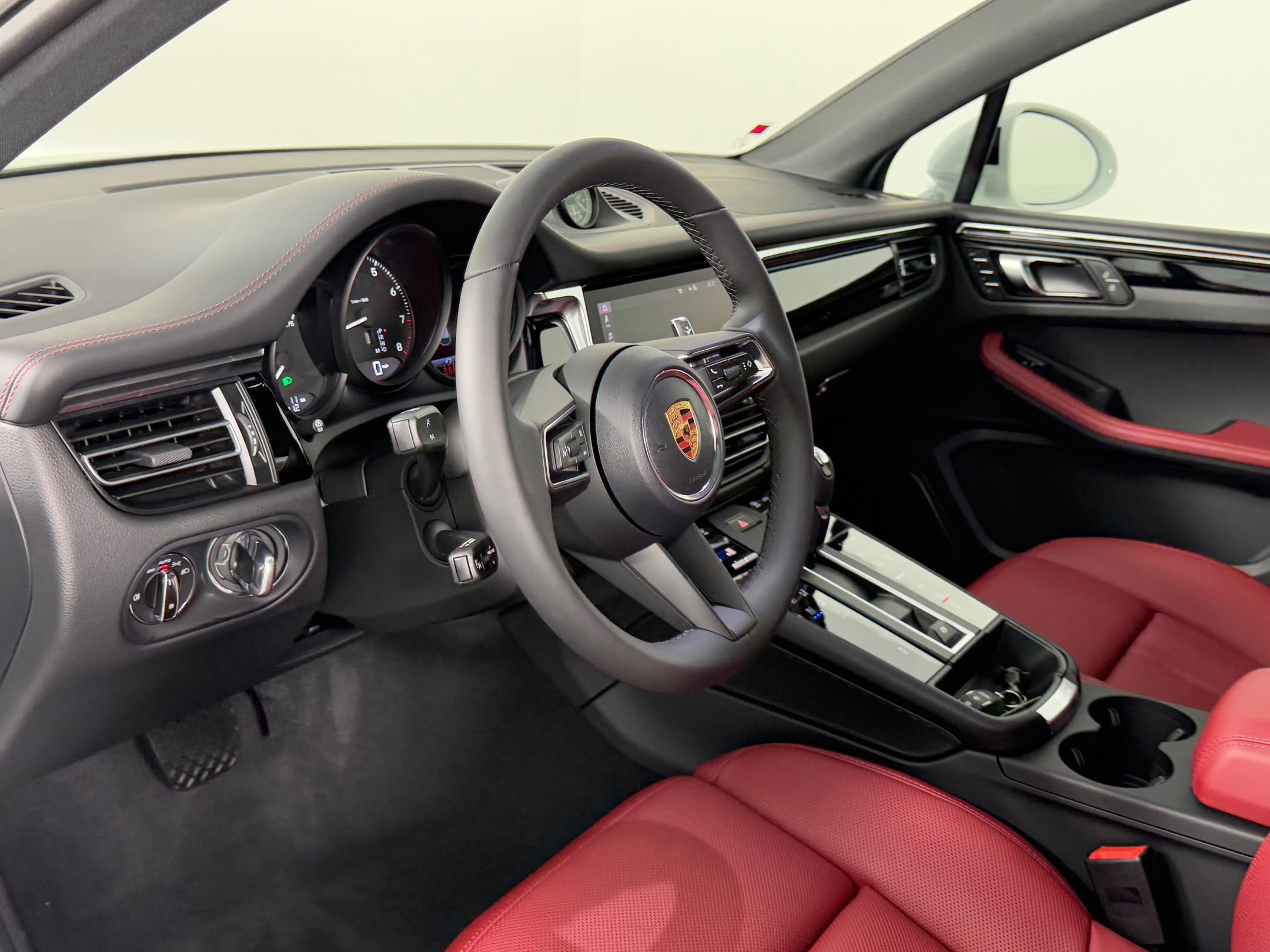 2026 Porsche Macan T photo 4
