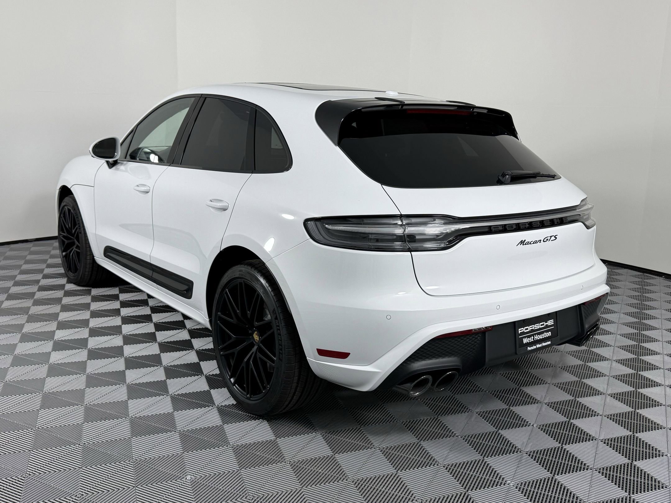 2026 Porsche Macan GTS photo 3