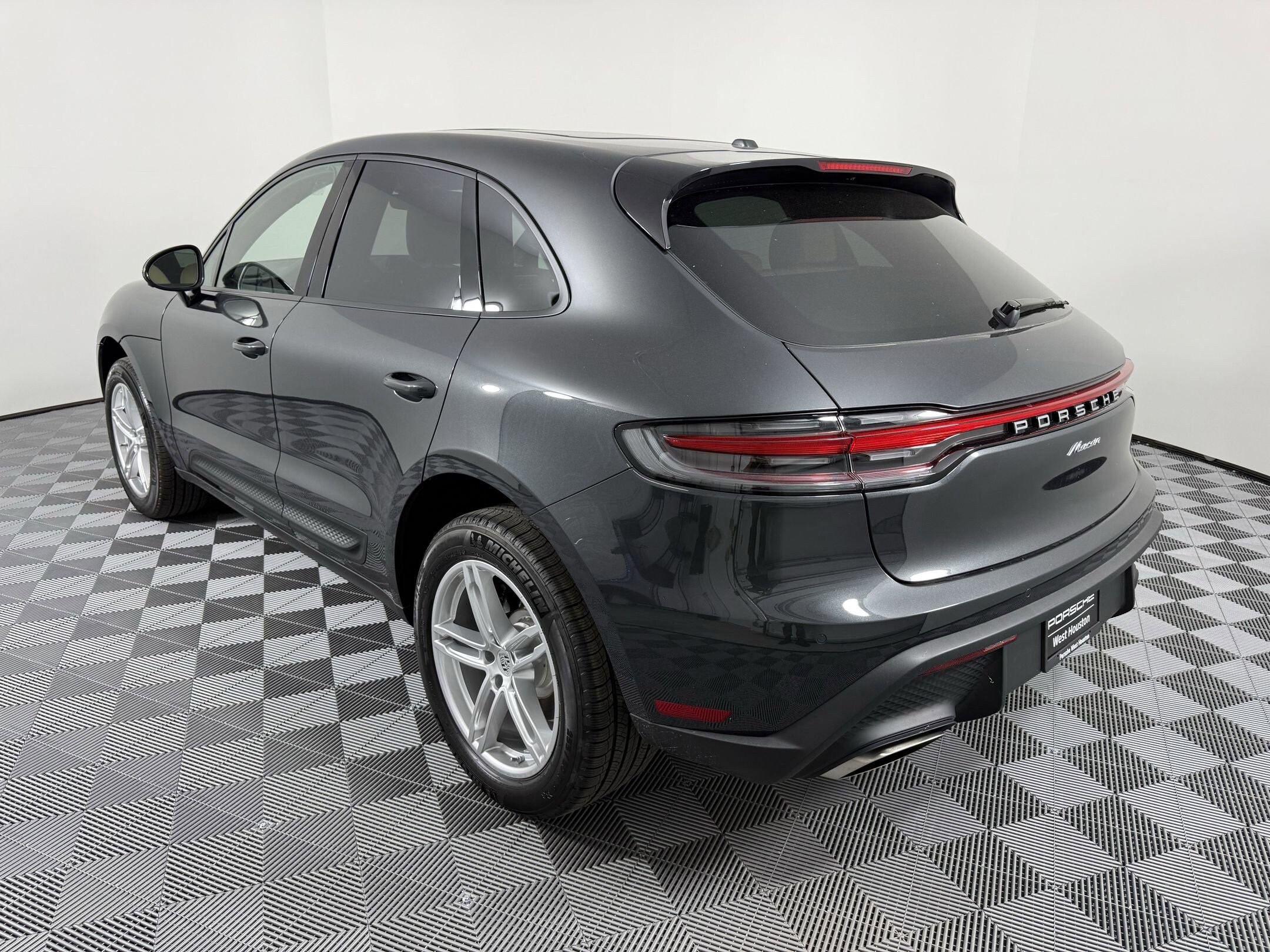 2025 Porsche Macan T photo 3