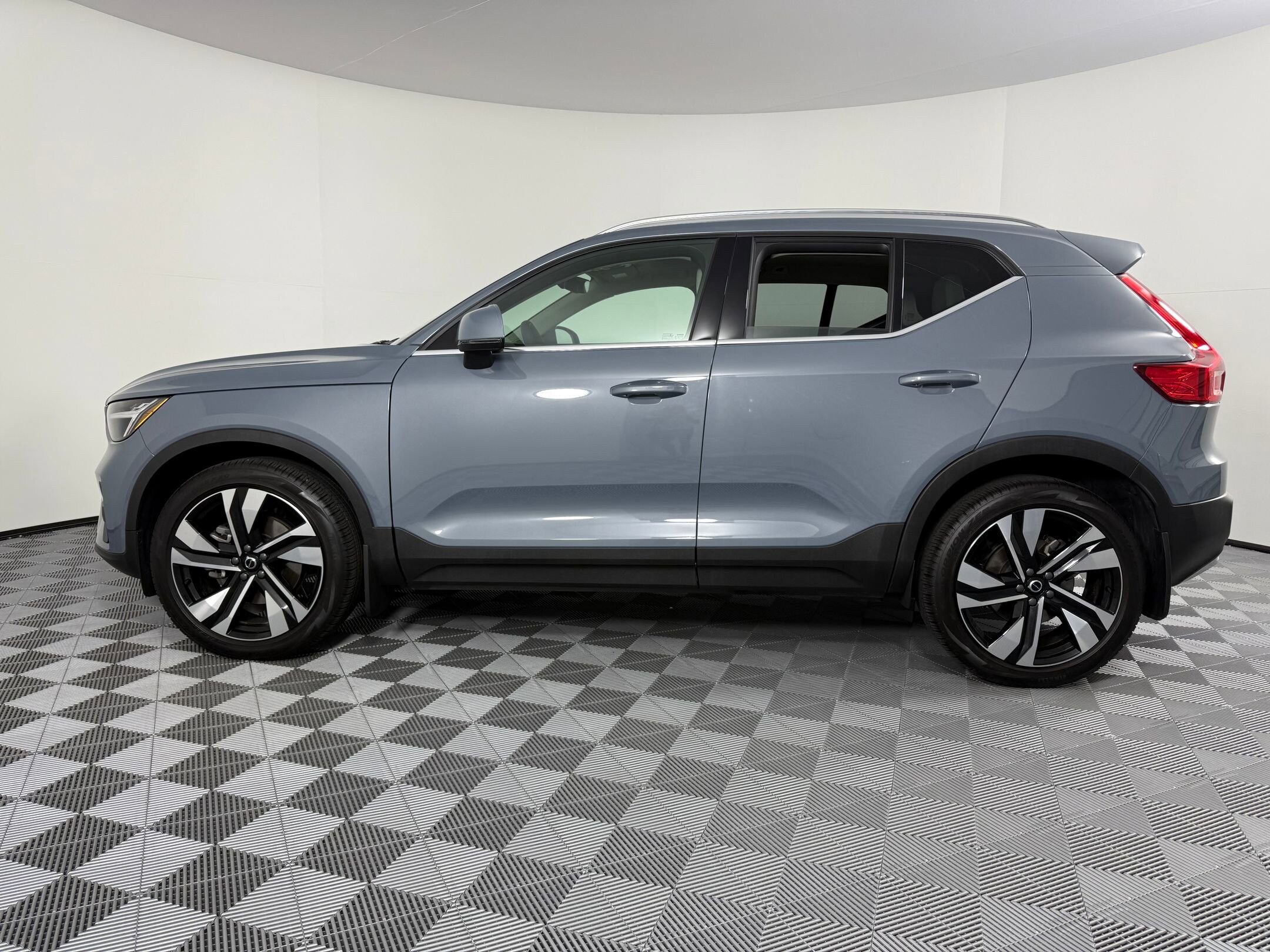 2023 Volvo XC40 AWD Plus photo 2