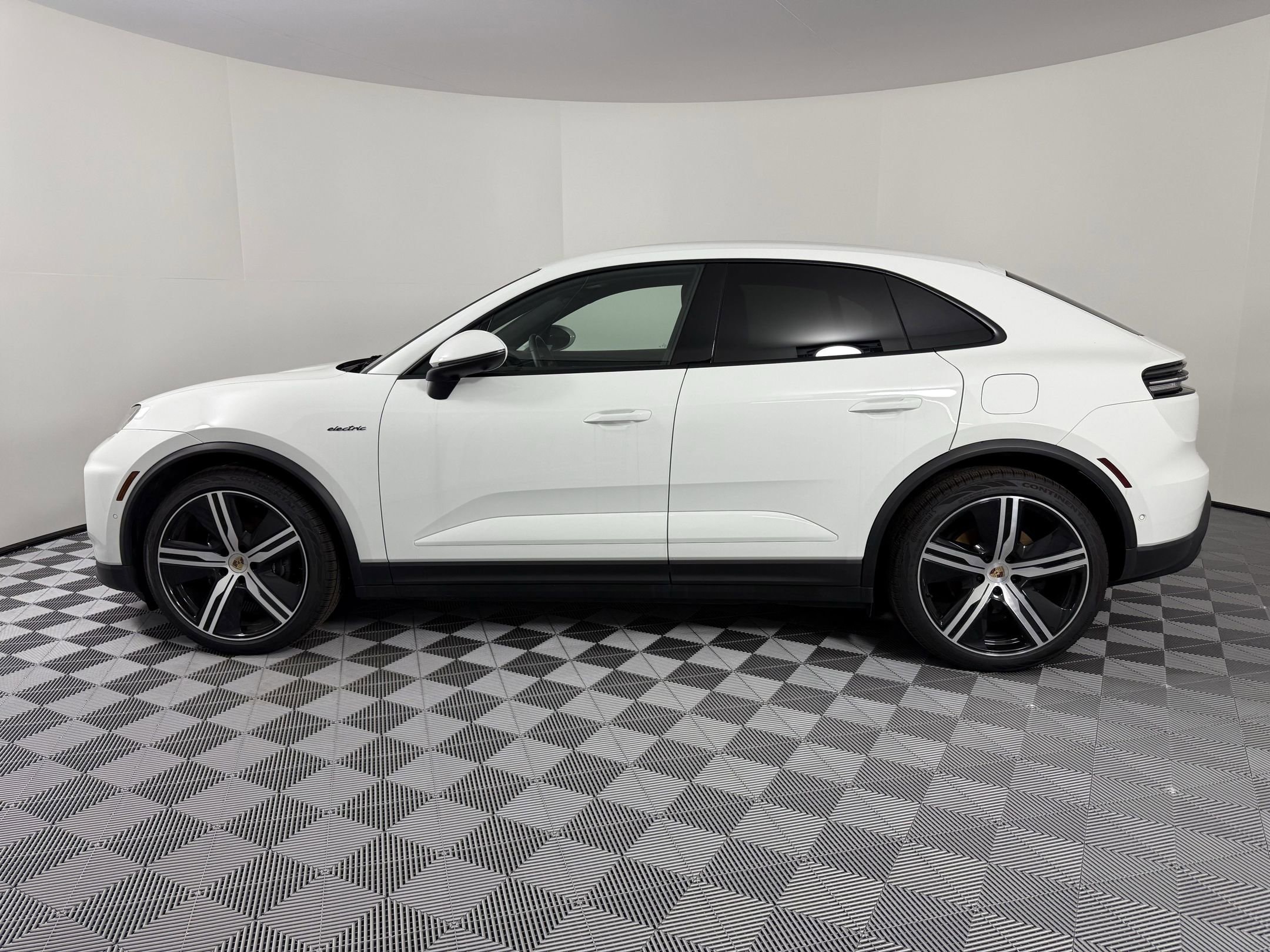 Certified 2024 Porsche Macan Base with VIN WP1AA2XA5RL001745 for sale in Houston, TX