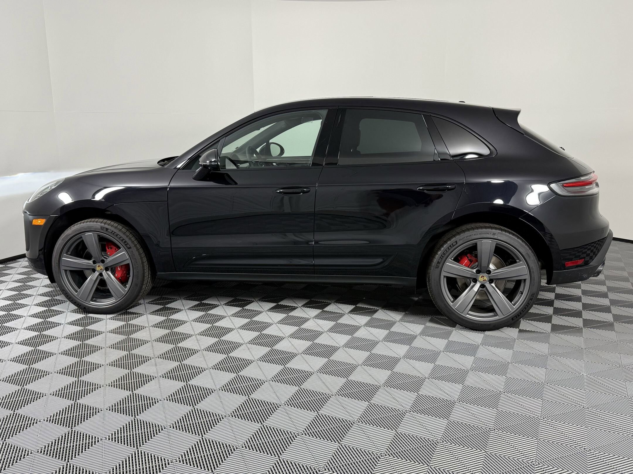 2026 Porsche Macan S photo 2