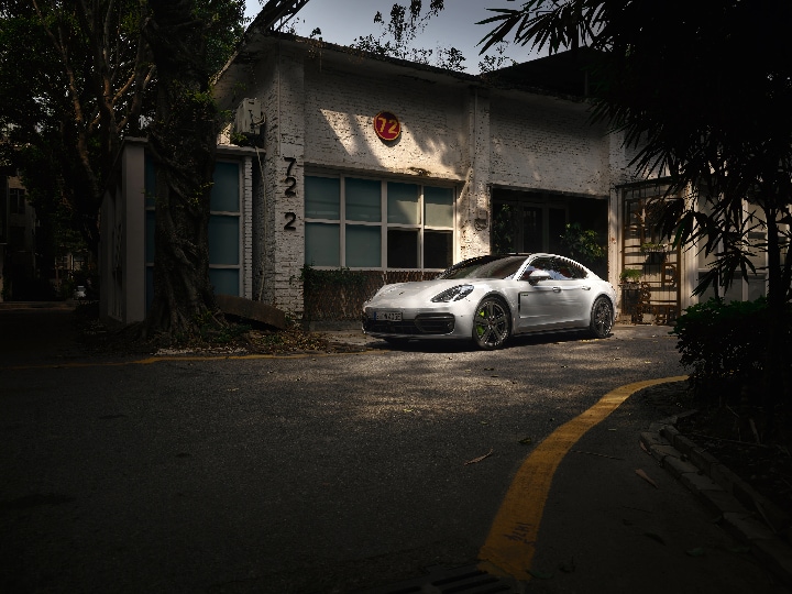 2023-Porsche-Panamera-4SEHybrid-Hatchback-L03-720x540.jpg