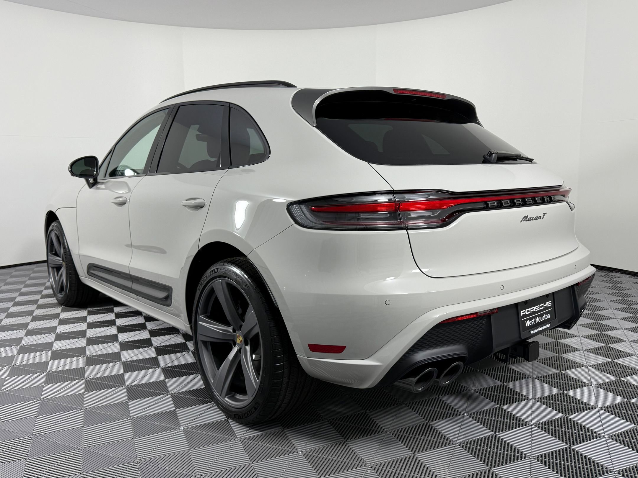 2026 Porsche Macan T photo 3
