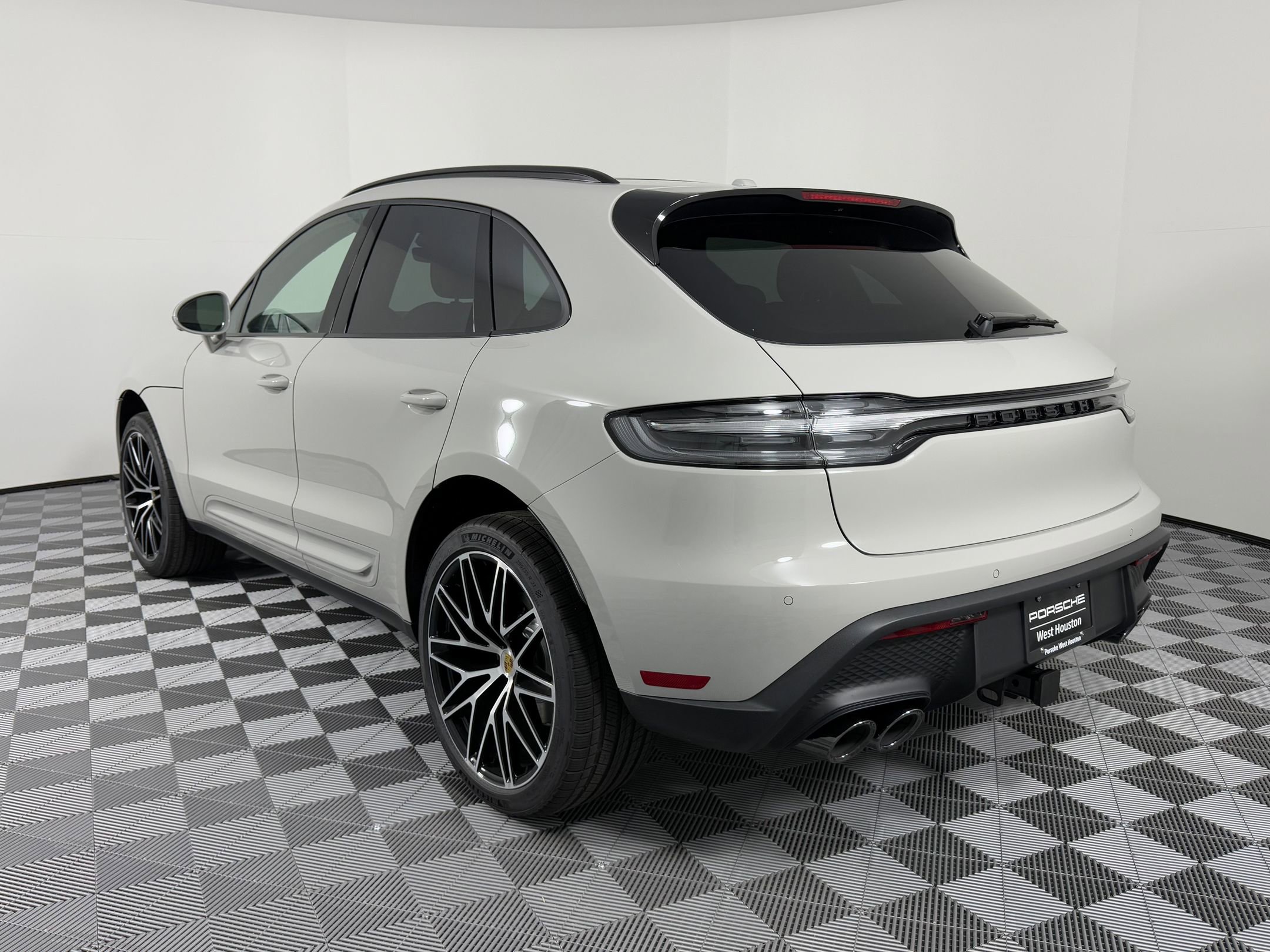 2026 Porsche Macan T photo 3