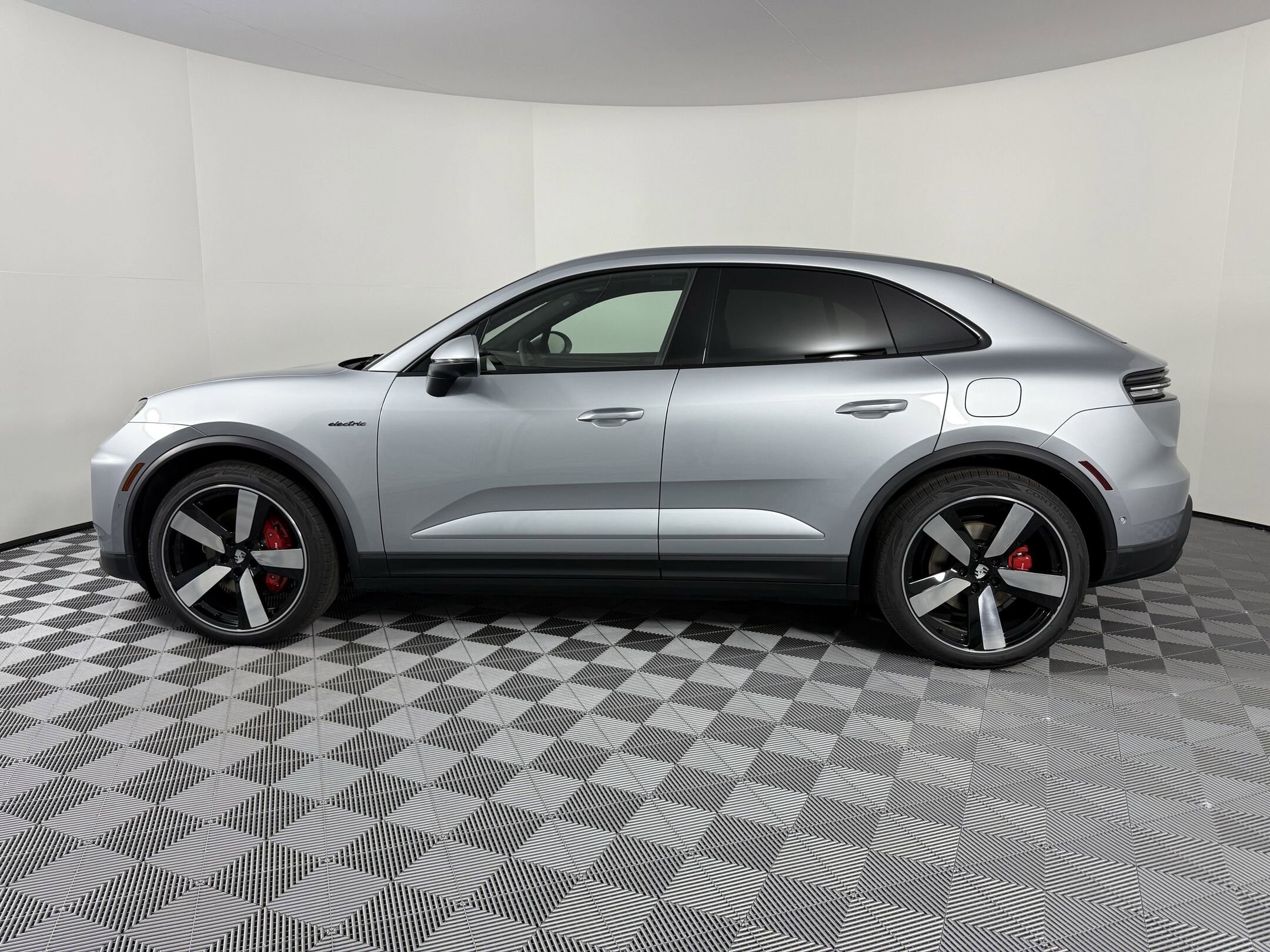 2025 Porsche Macan Electric photo 2