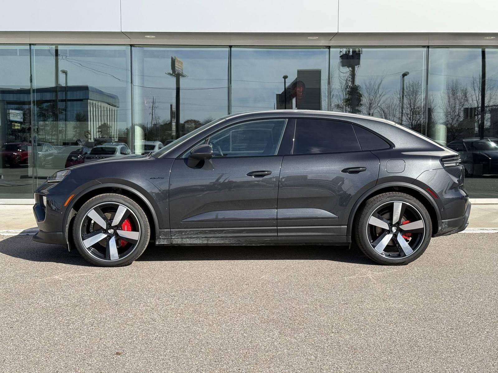 2025 Porsche Macan Electric photo 2