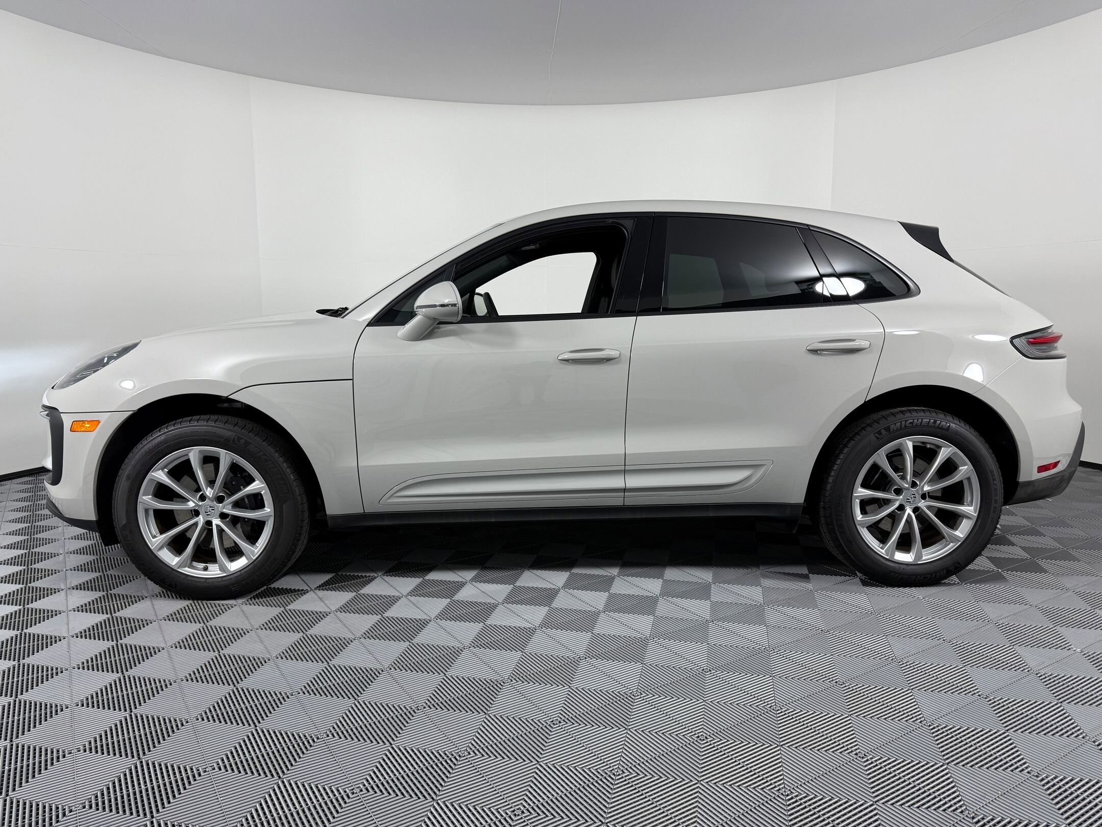 2025 Porsche Macan T photo 2