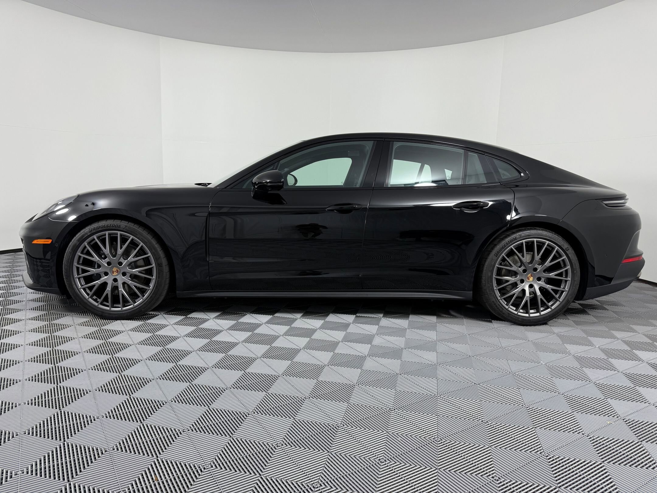 2026 Porsche Panamera 4 photo 2