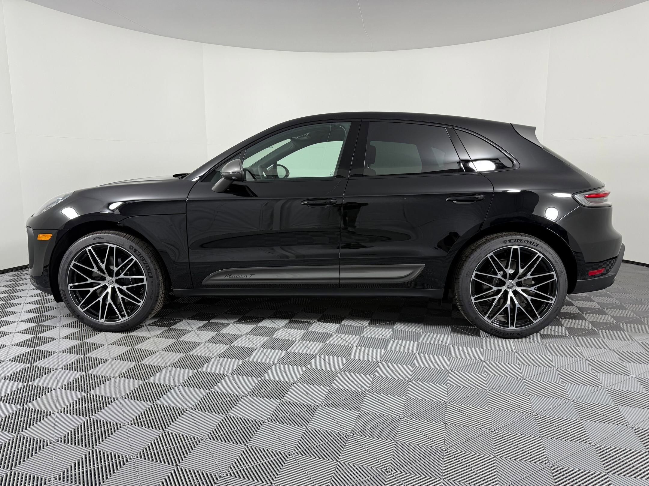 2026 Porsche Macan T photo 2