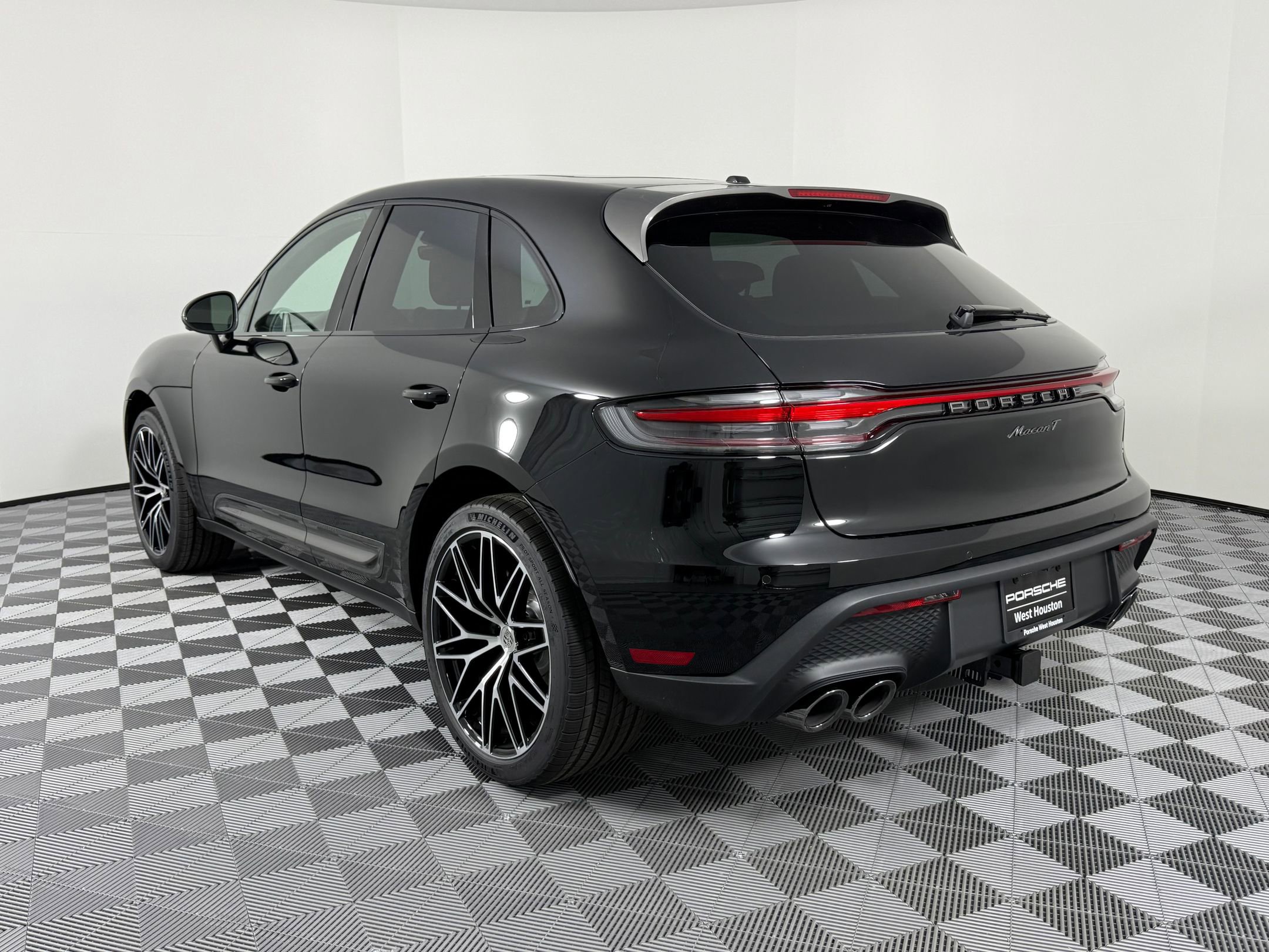 2026 Porsche Macan T photo 3