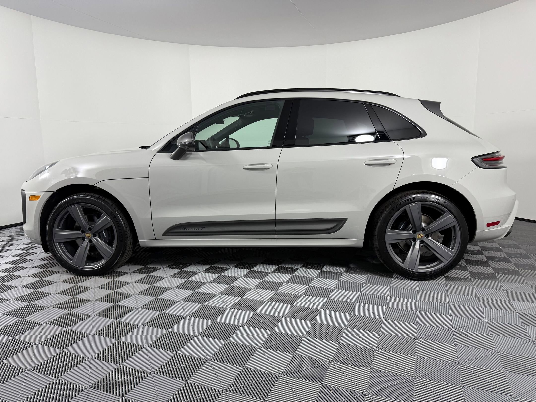 2026 Porsche Macan T photo 2