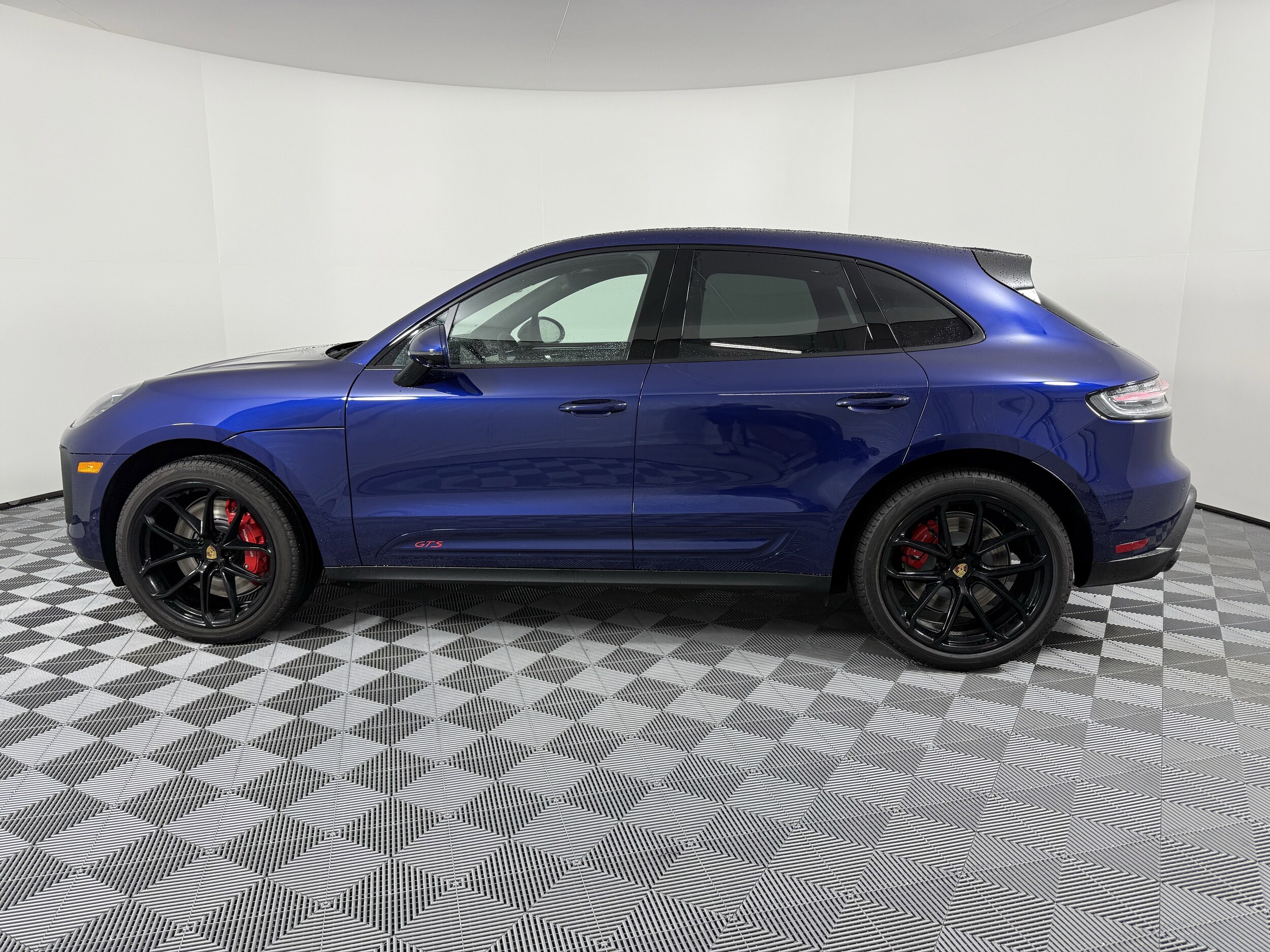 2025 Porsche Macan GTS photo 2