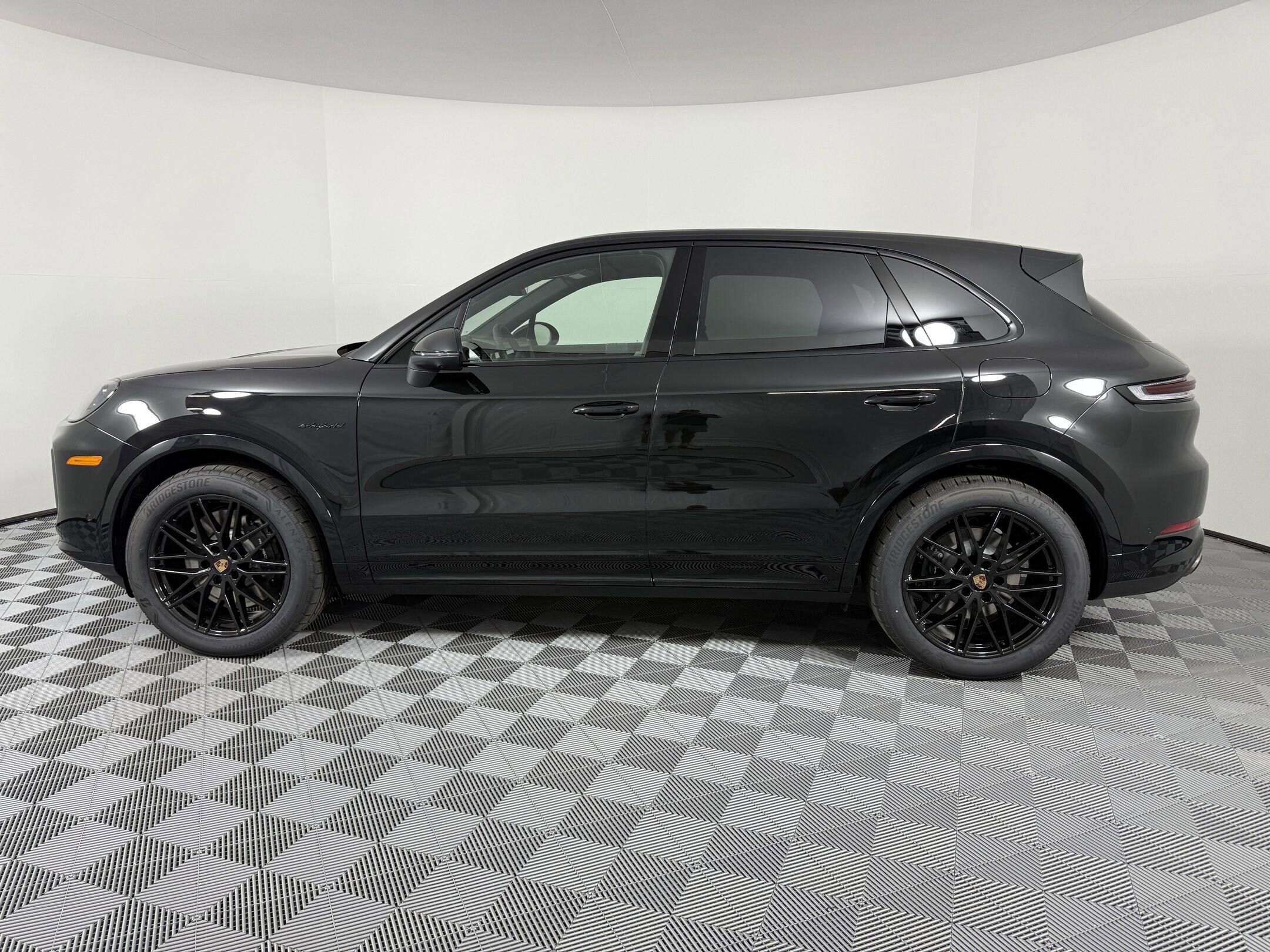 2025 Porsche Cayenne E-Hybrid photo 2