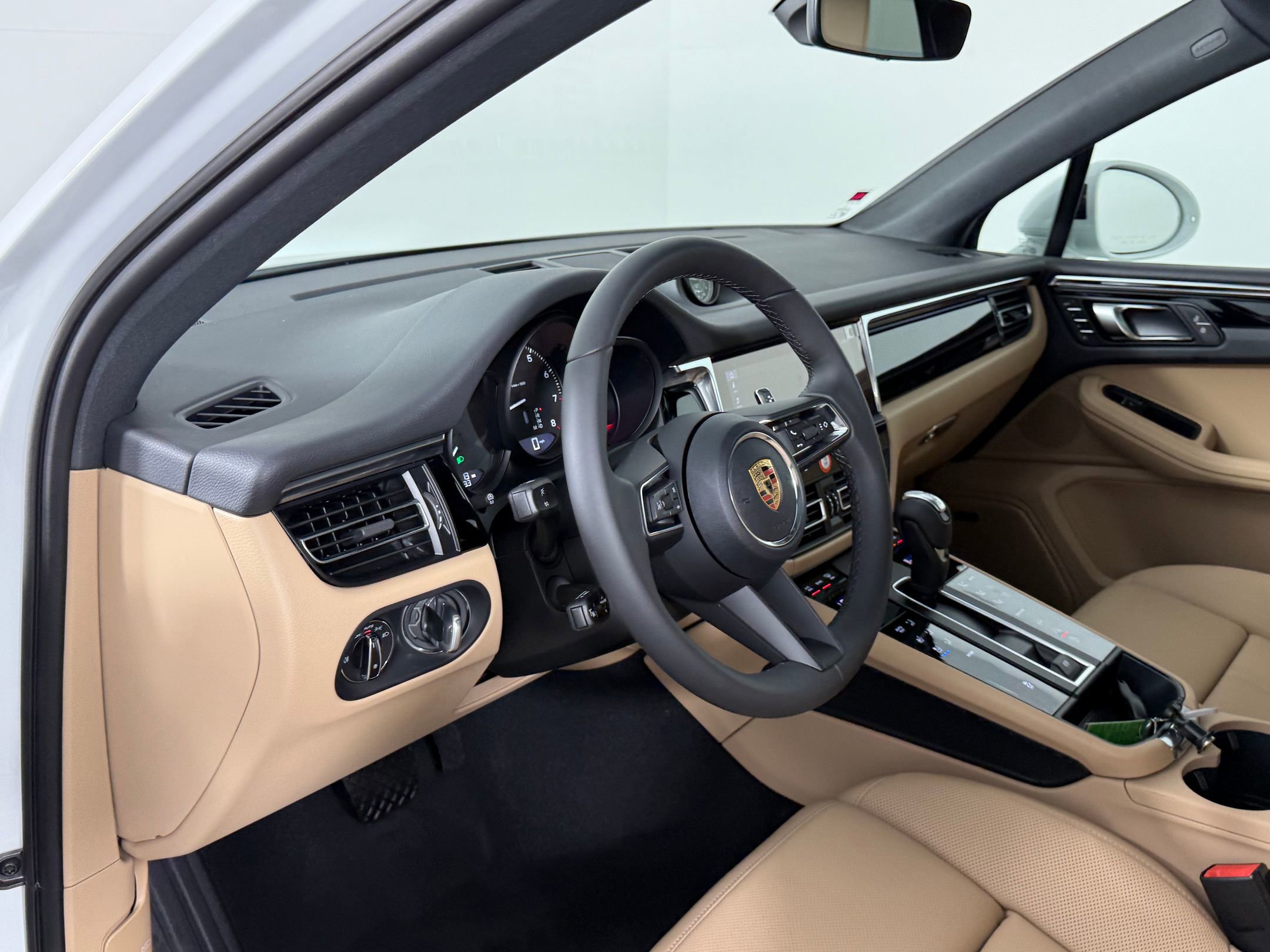 2026 Porsche Macan T photo 4