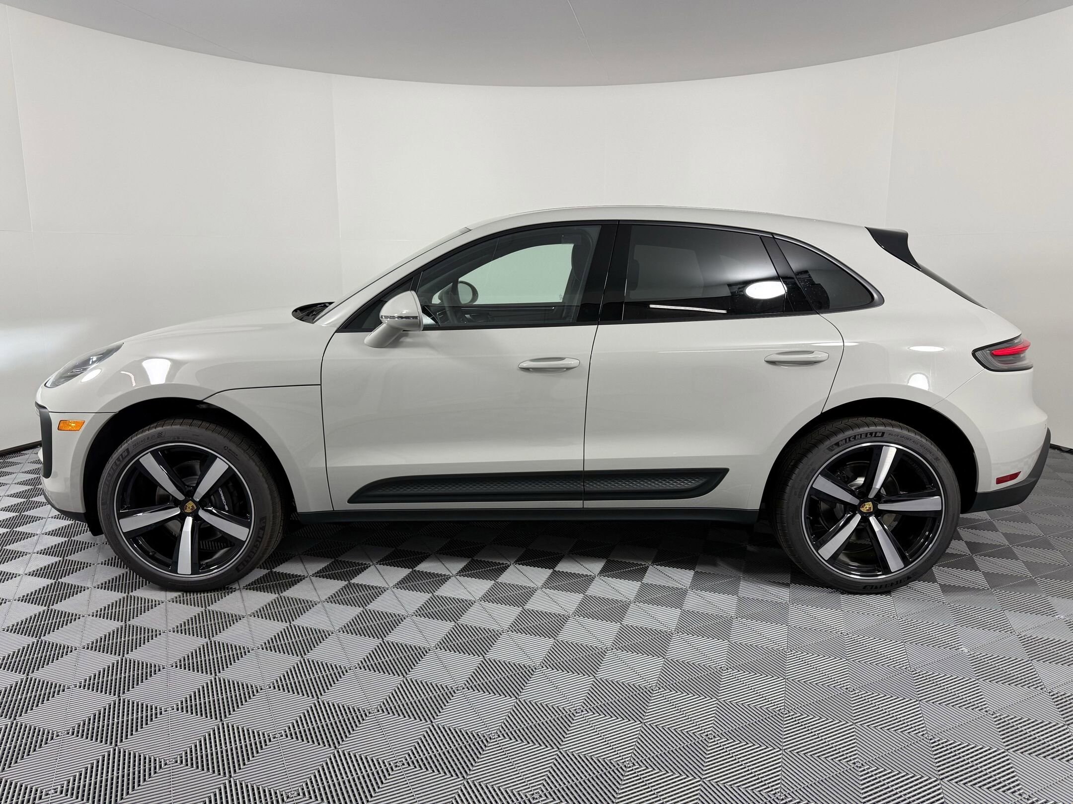 2025 Porsche Macan T photo 2