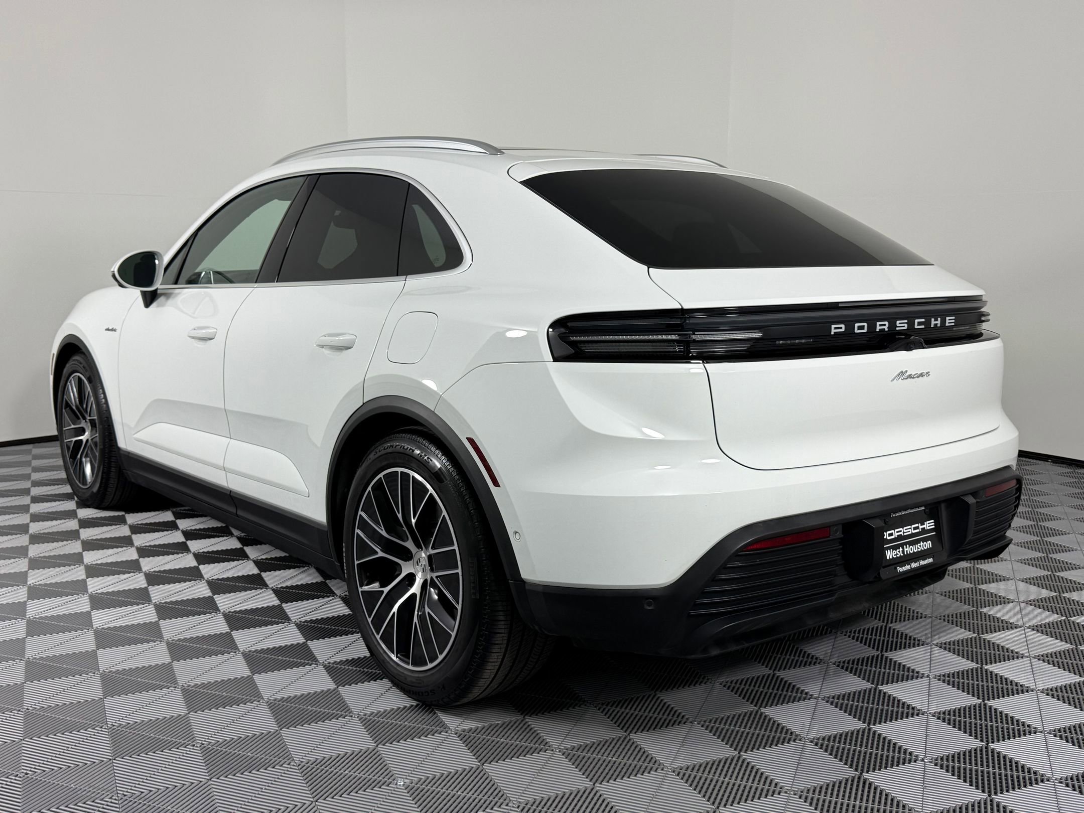 2025 Porsche Macan Electric photo 3