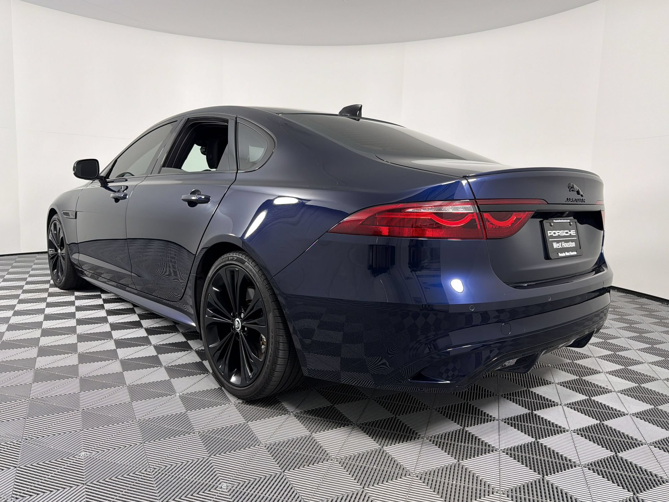 XF R-Dynamic SE Sedan