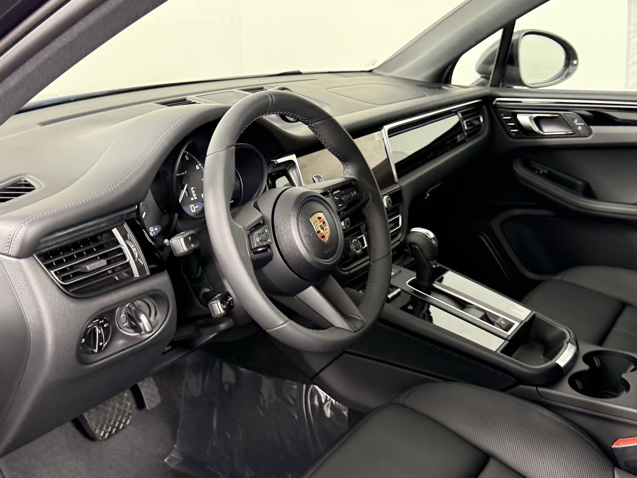 2025 Porsche Macan T photo 2