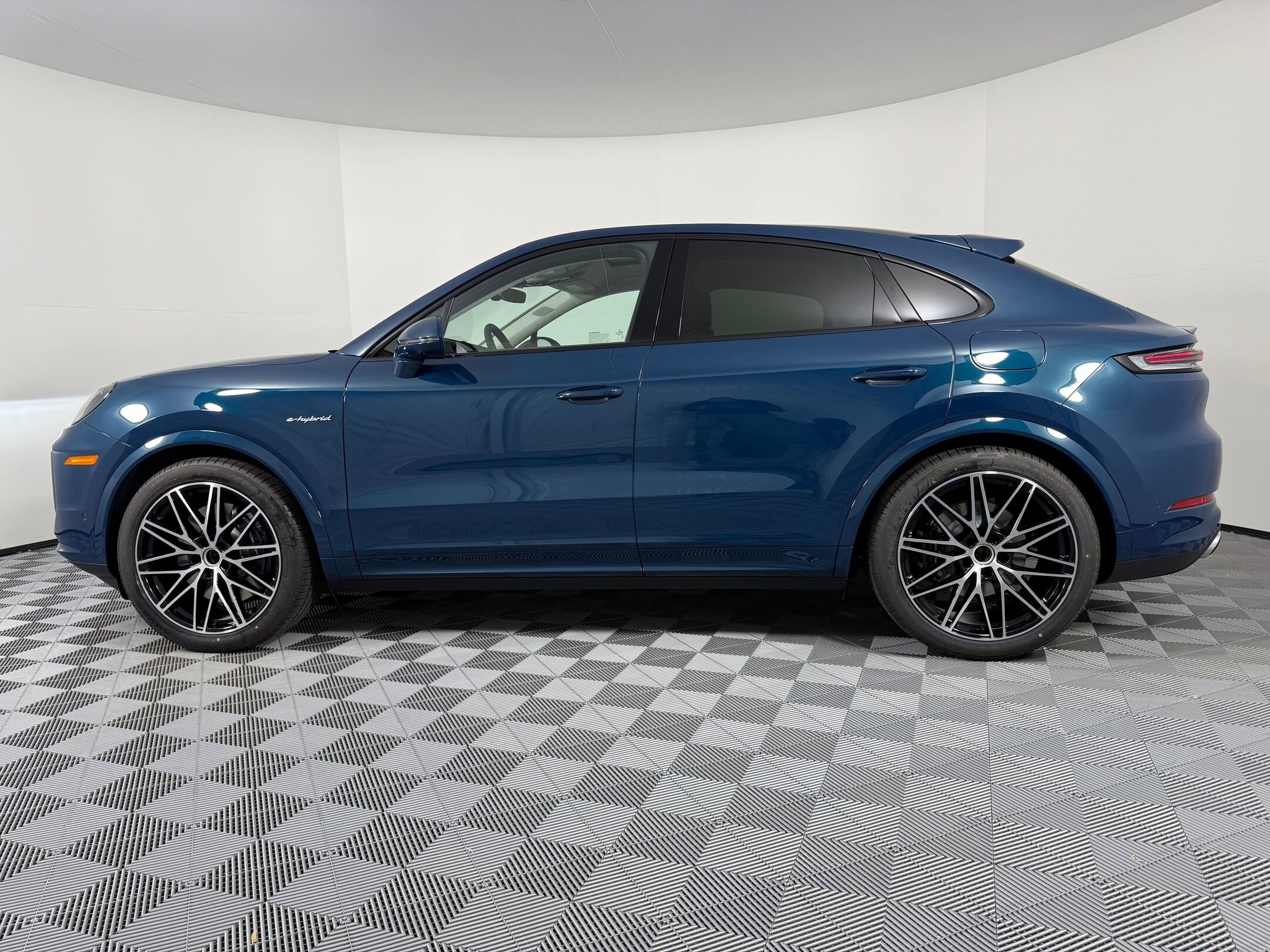 2026 Porsche Cayenne E-Hybrid Coupe photo 2