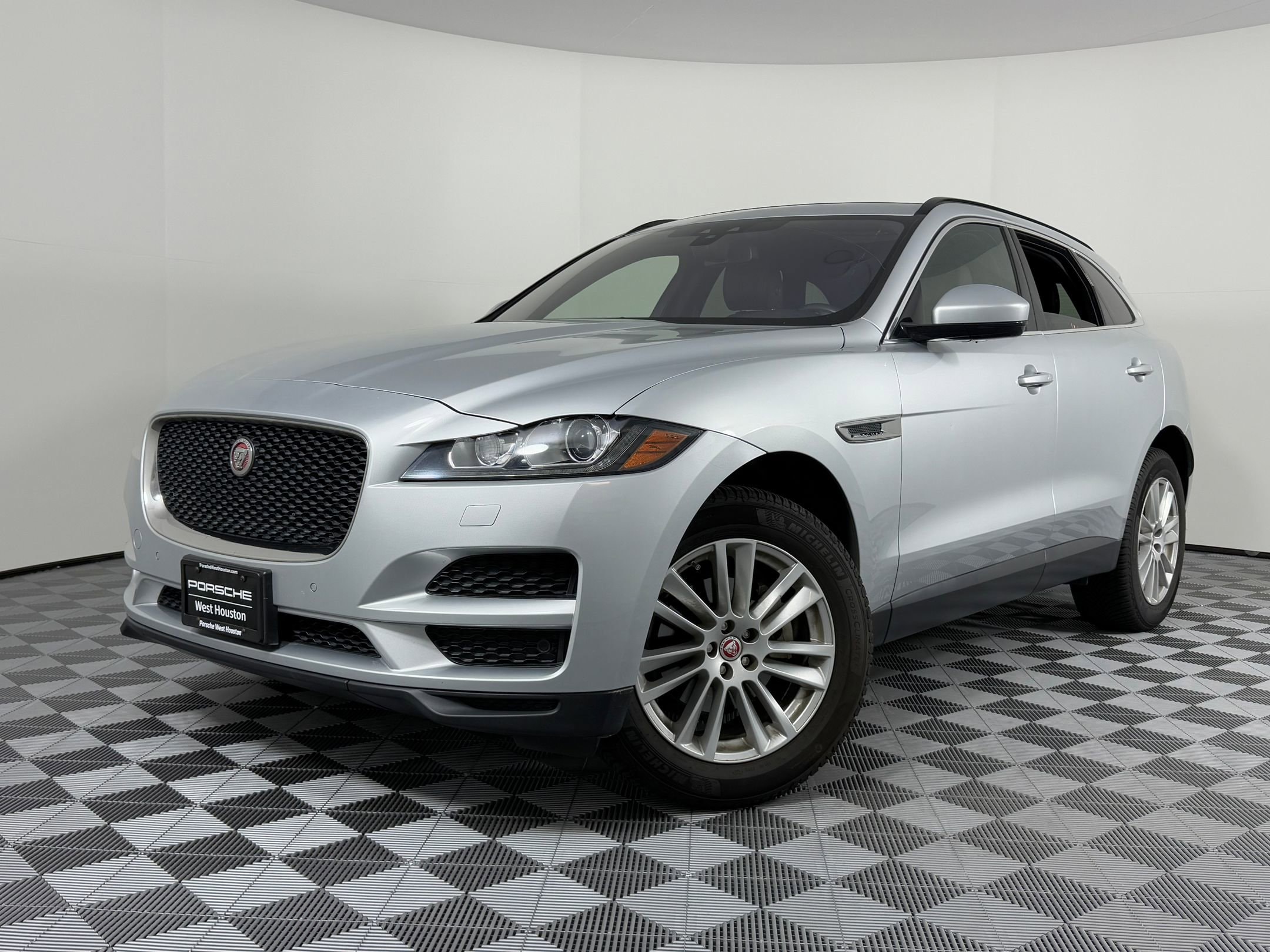 2018 Jaguar F-PACE Prestige's photo