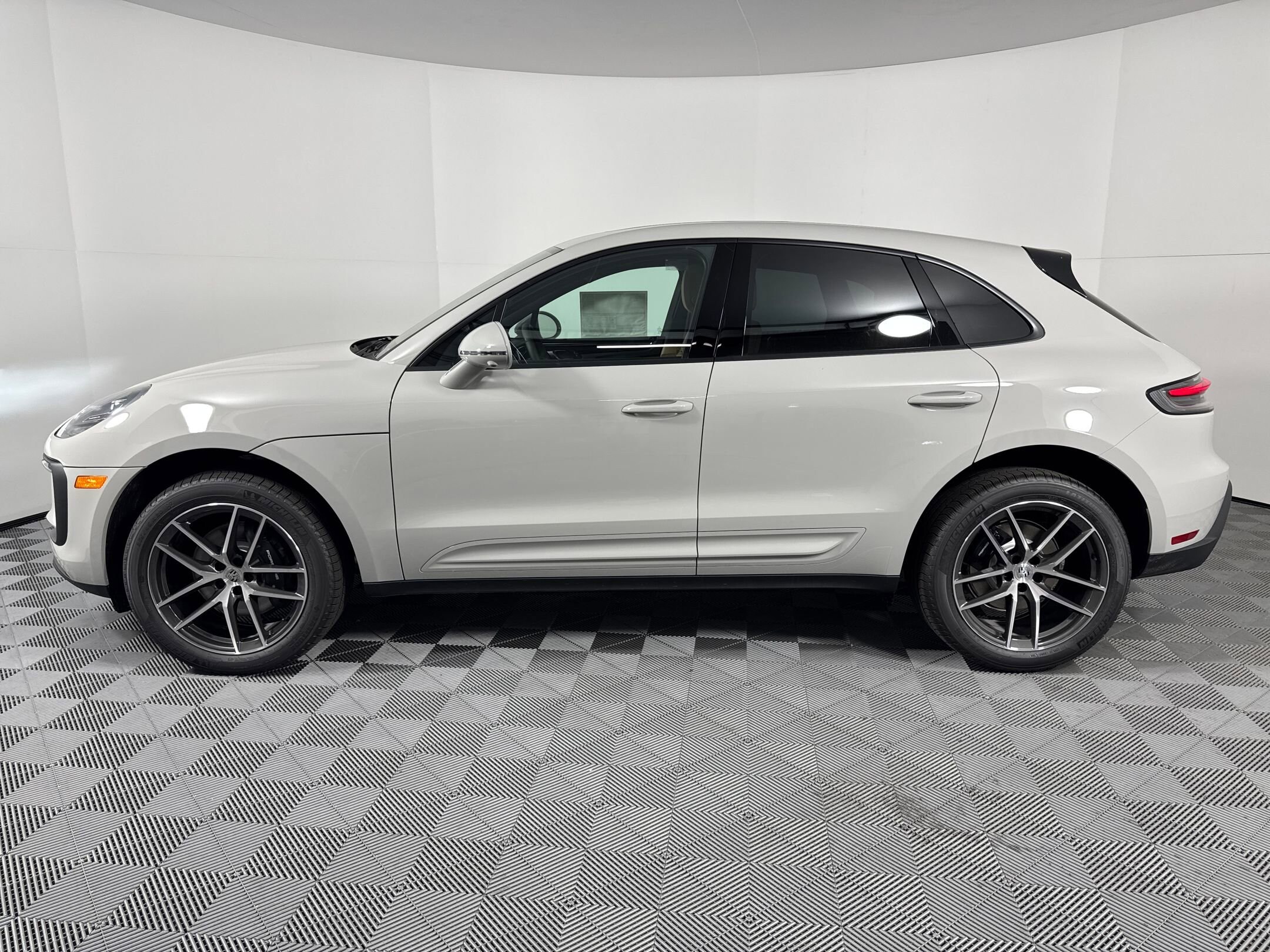 2026 Porsche Macan T photo 2