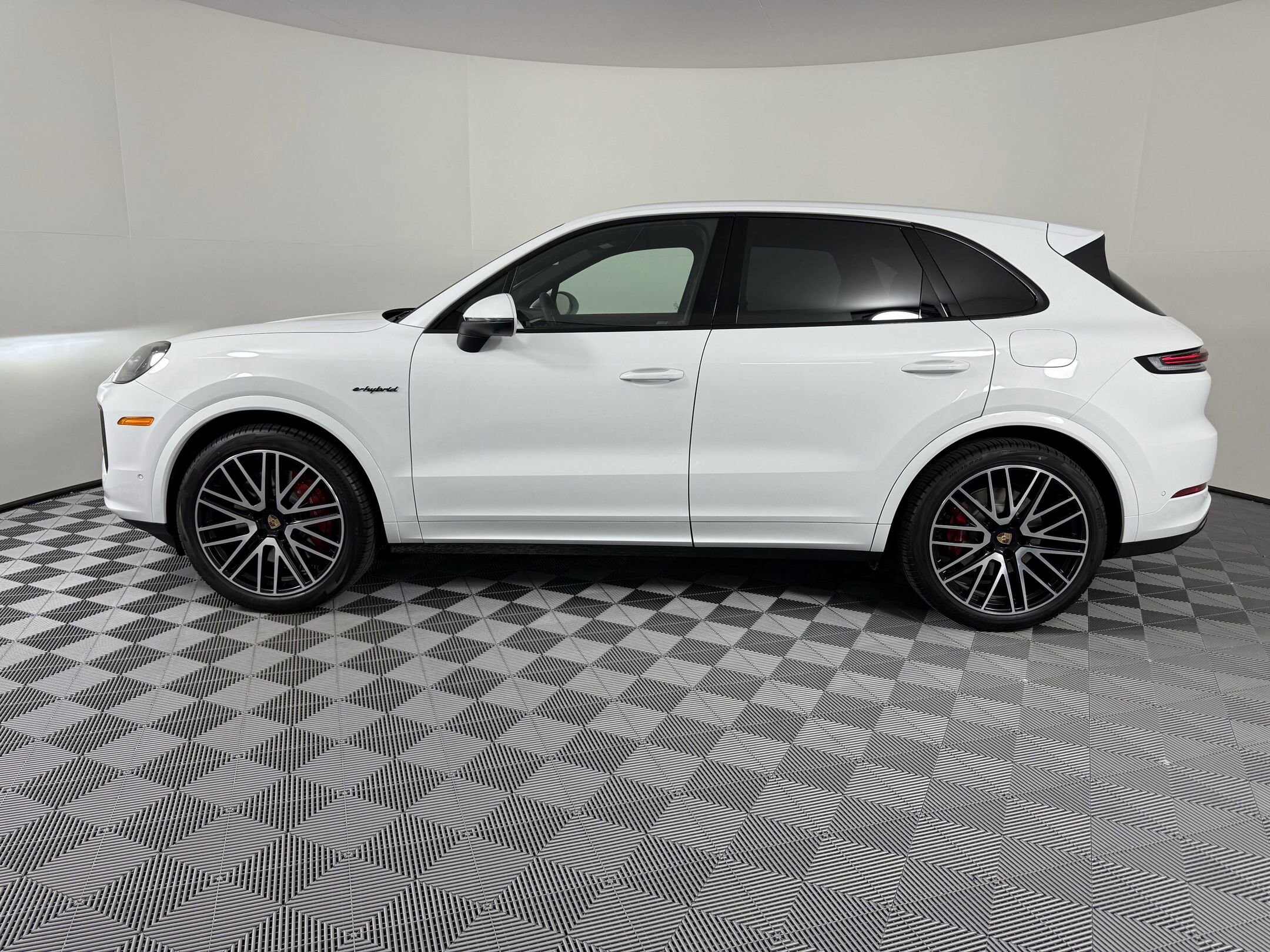 2025 Porsche Cayenne S E-Hybrid photo 2