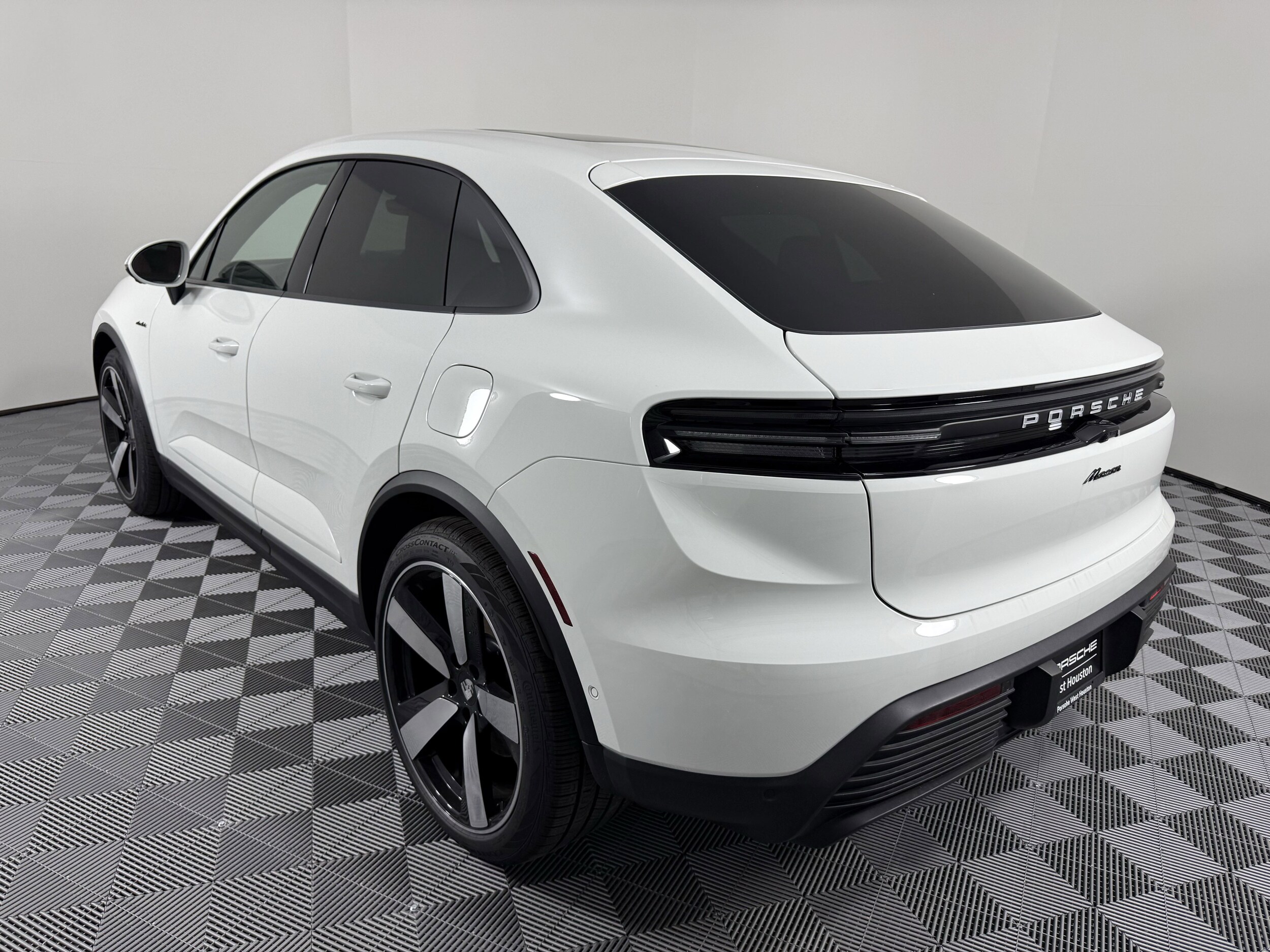 2025 Porsche Macan Electric photo 2