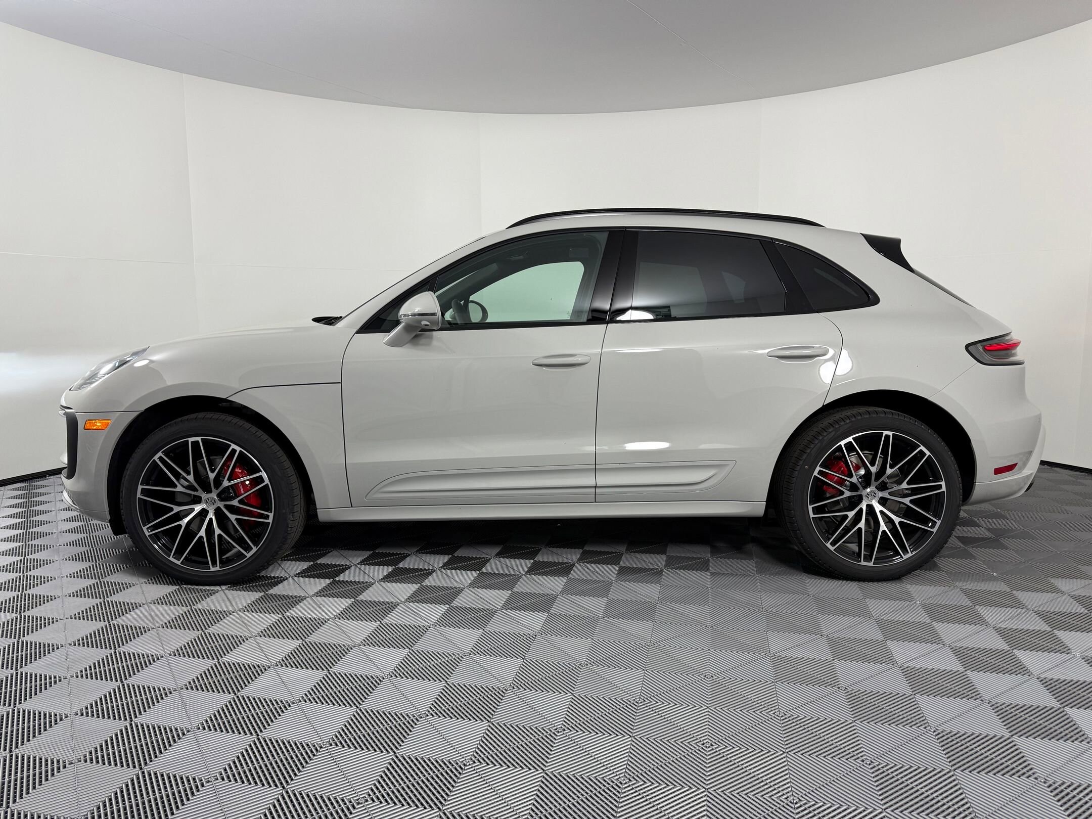2026 Porsche Macan S photo 2