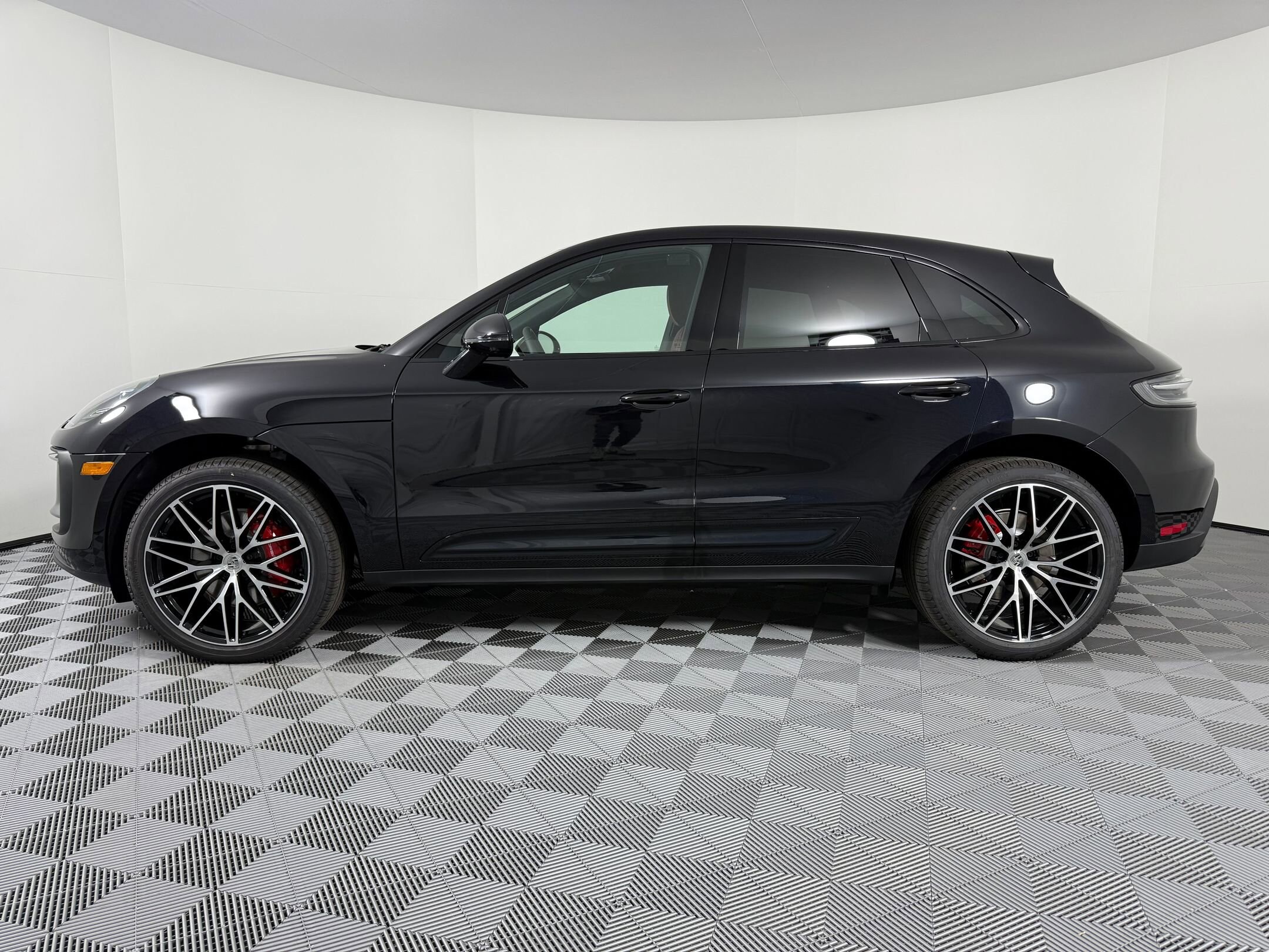 2026 Porsche Macan S photo 2