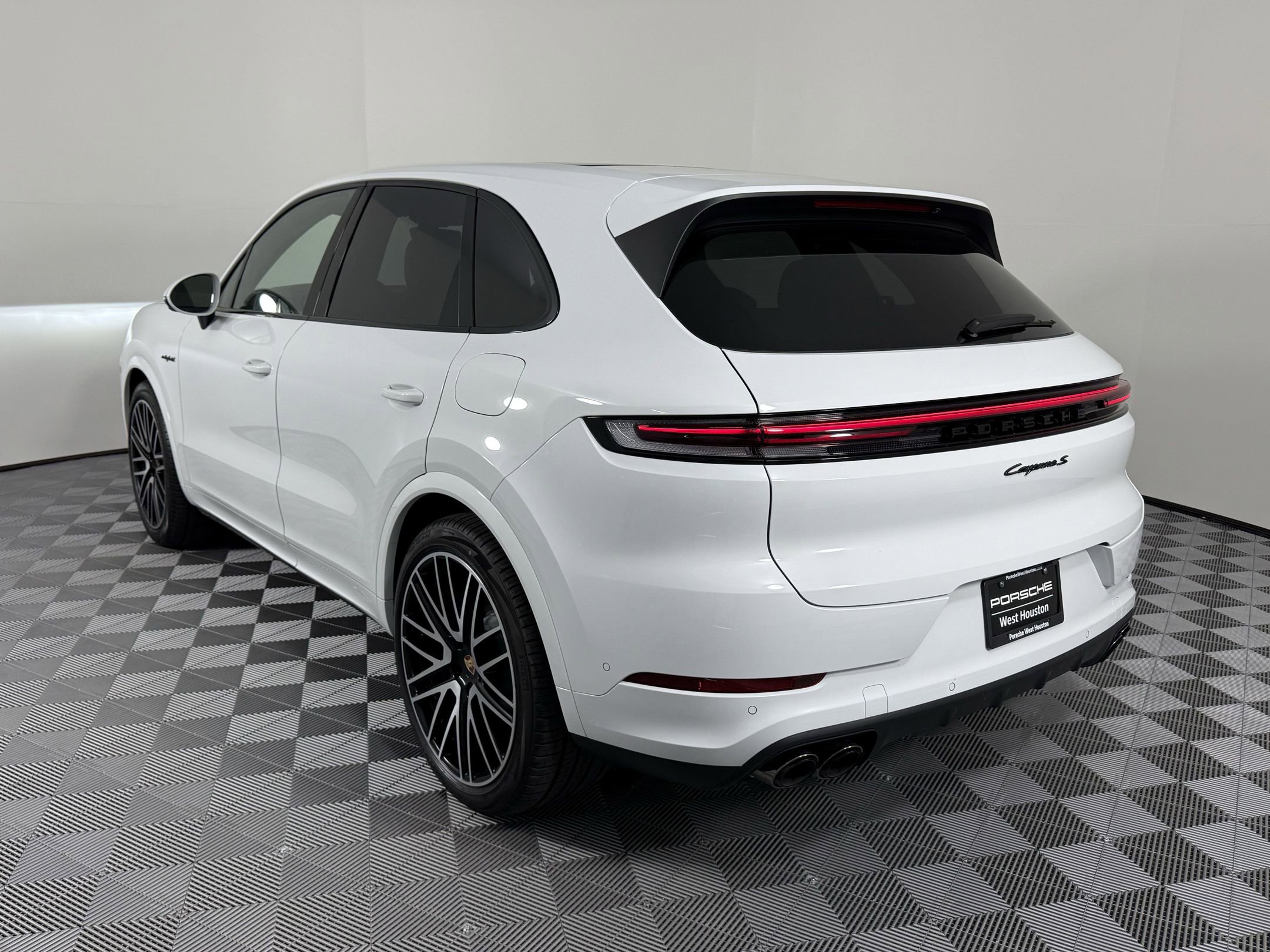 2025 Porsche Cayenne S E-Hybrid photo 3