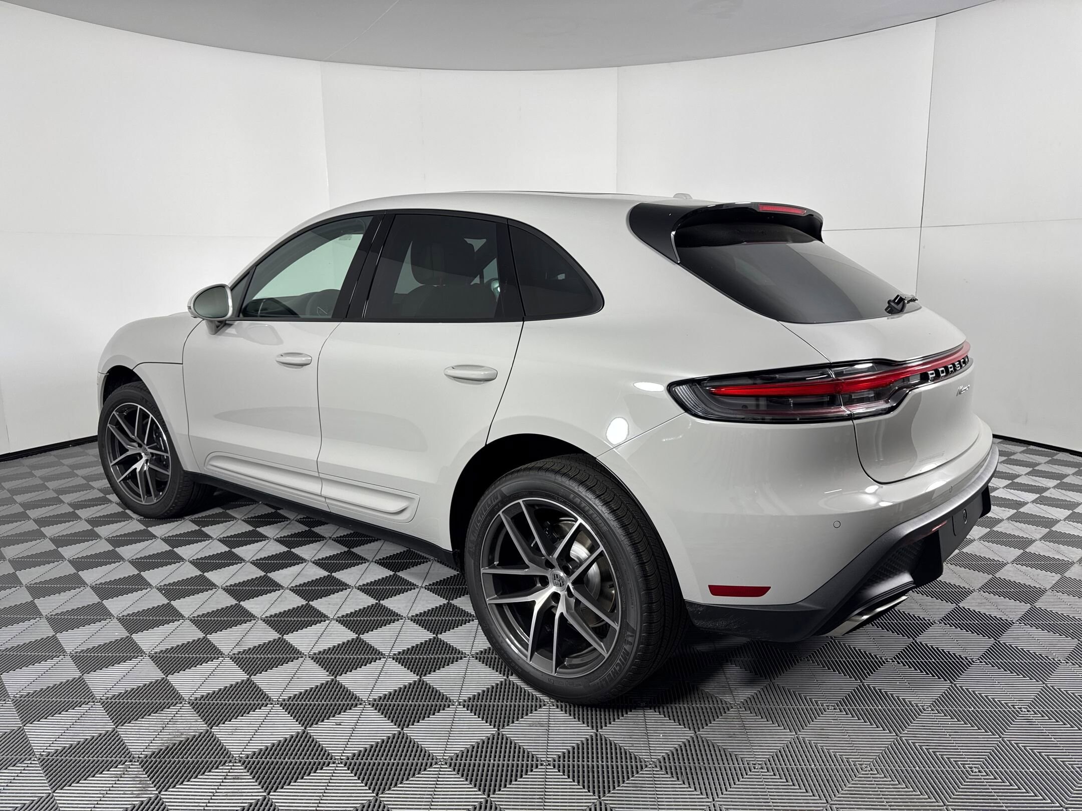 2026 Porsche Macan T photo 3