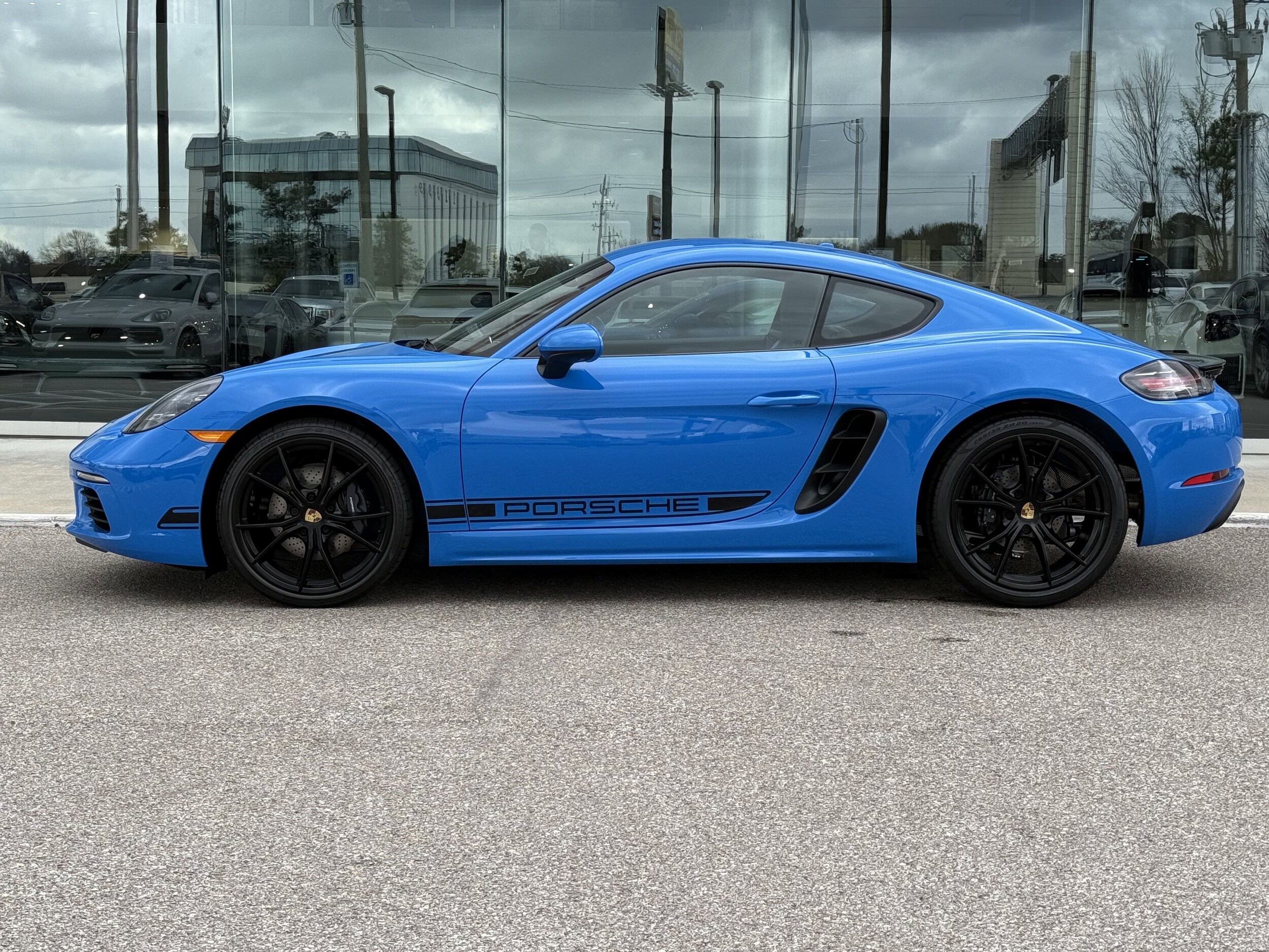 2025 Porsche Cayman Base photo 2