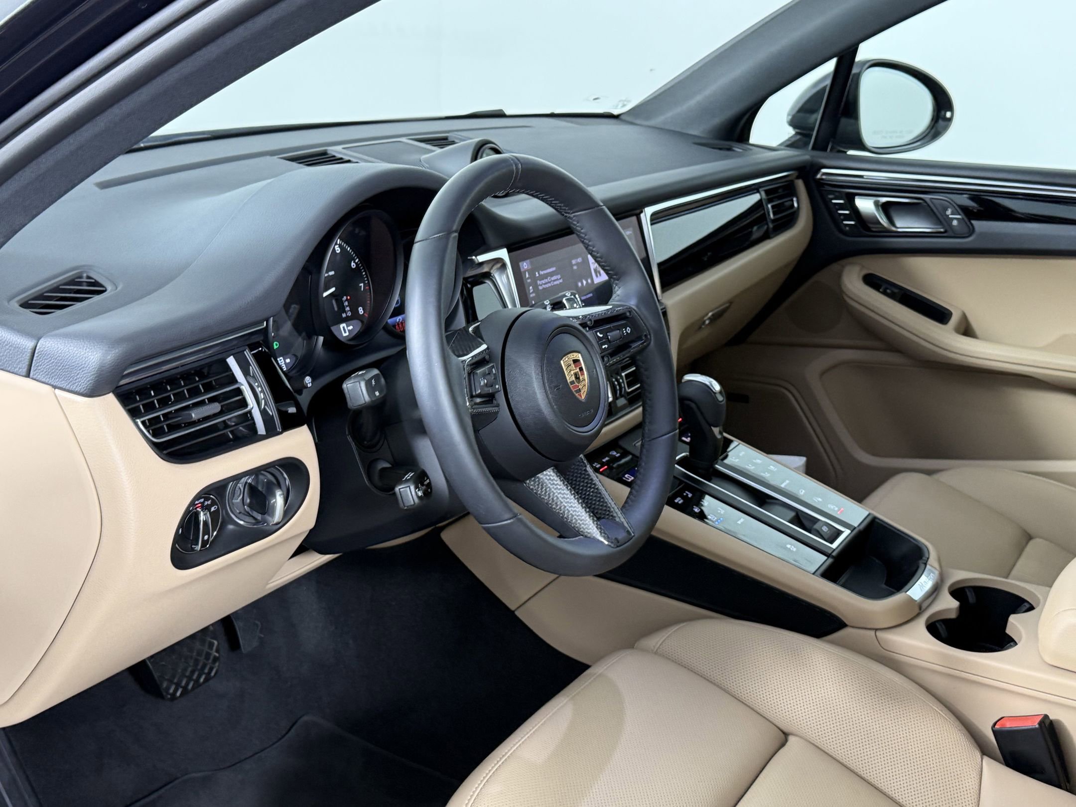 2025 Porsche Macan T photo 4