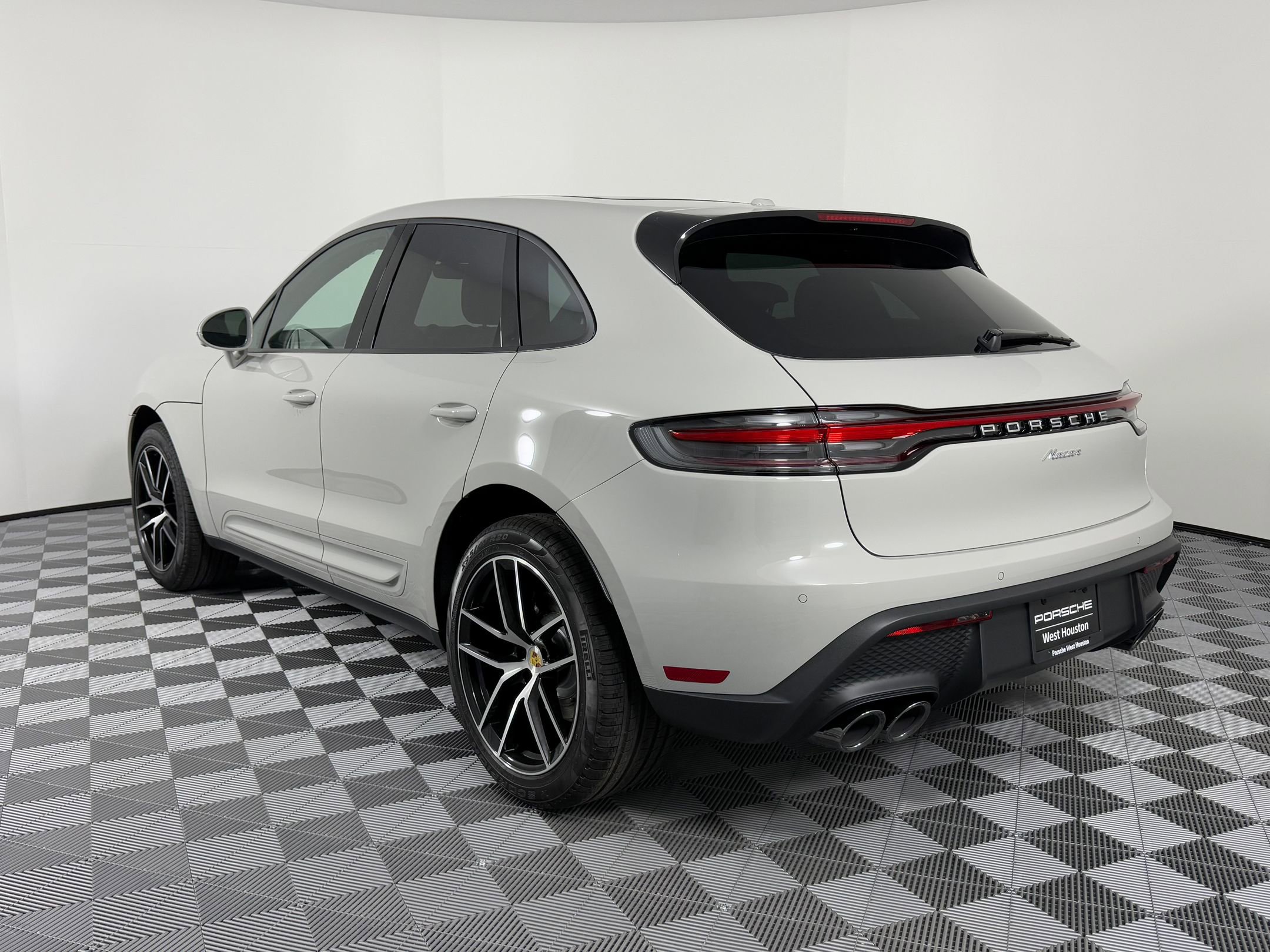 2026 Porsche Macan T photo 3