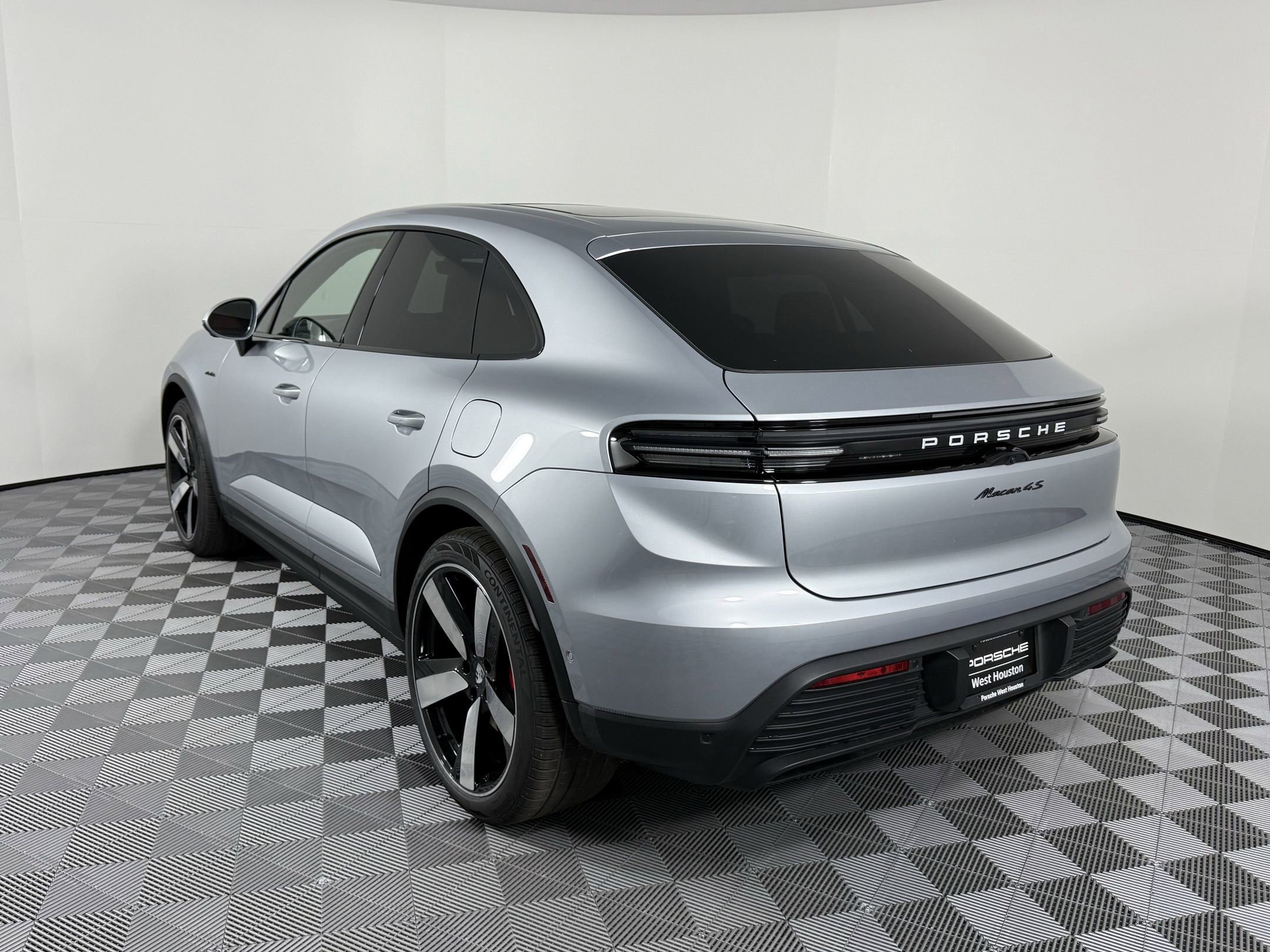 2025 Porsche Macan Electric photo 3