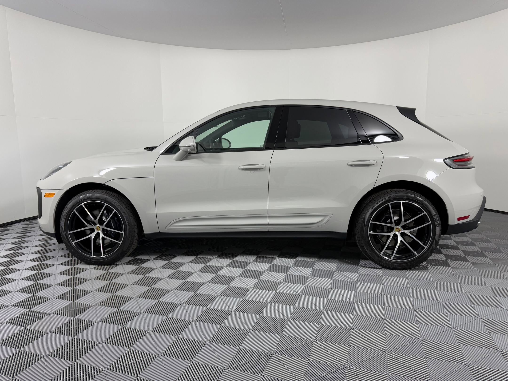2026 Porsche Macan T photo 2