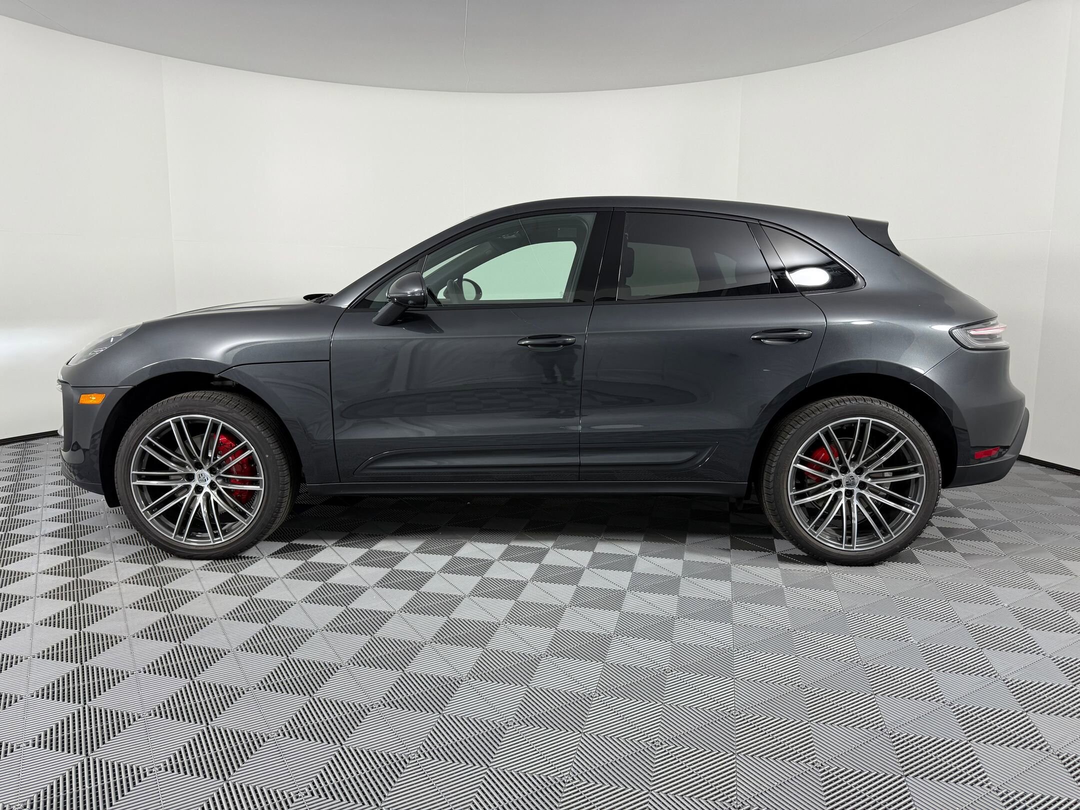 2026 Porsche Macan S photo 2