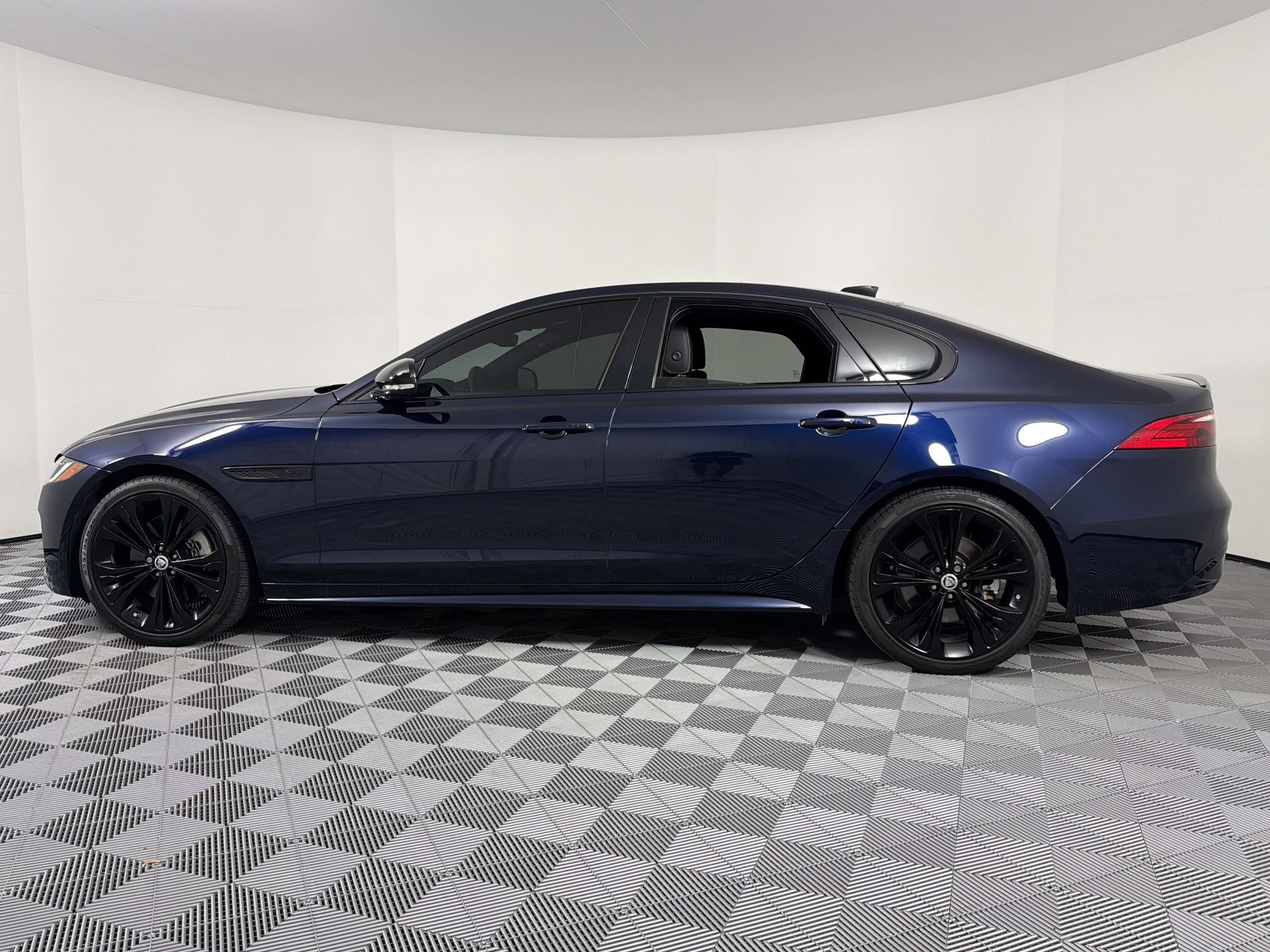 XF R-Dynamic SE Sedan