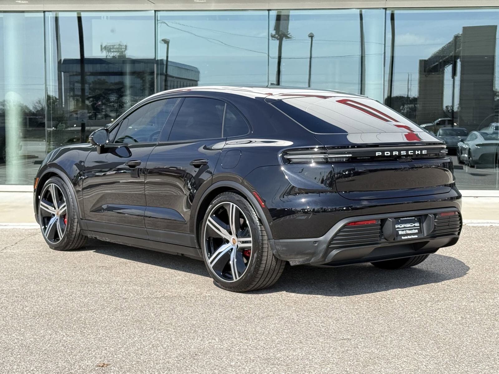 2025 Porsche Macan Electric photo 3