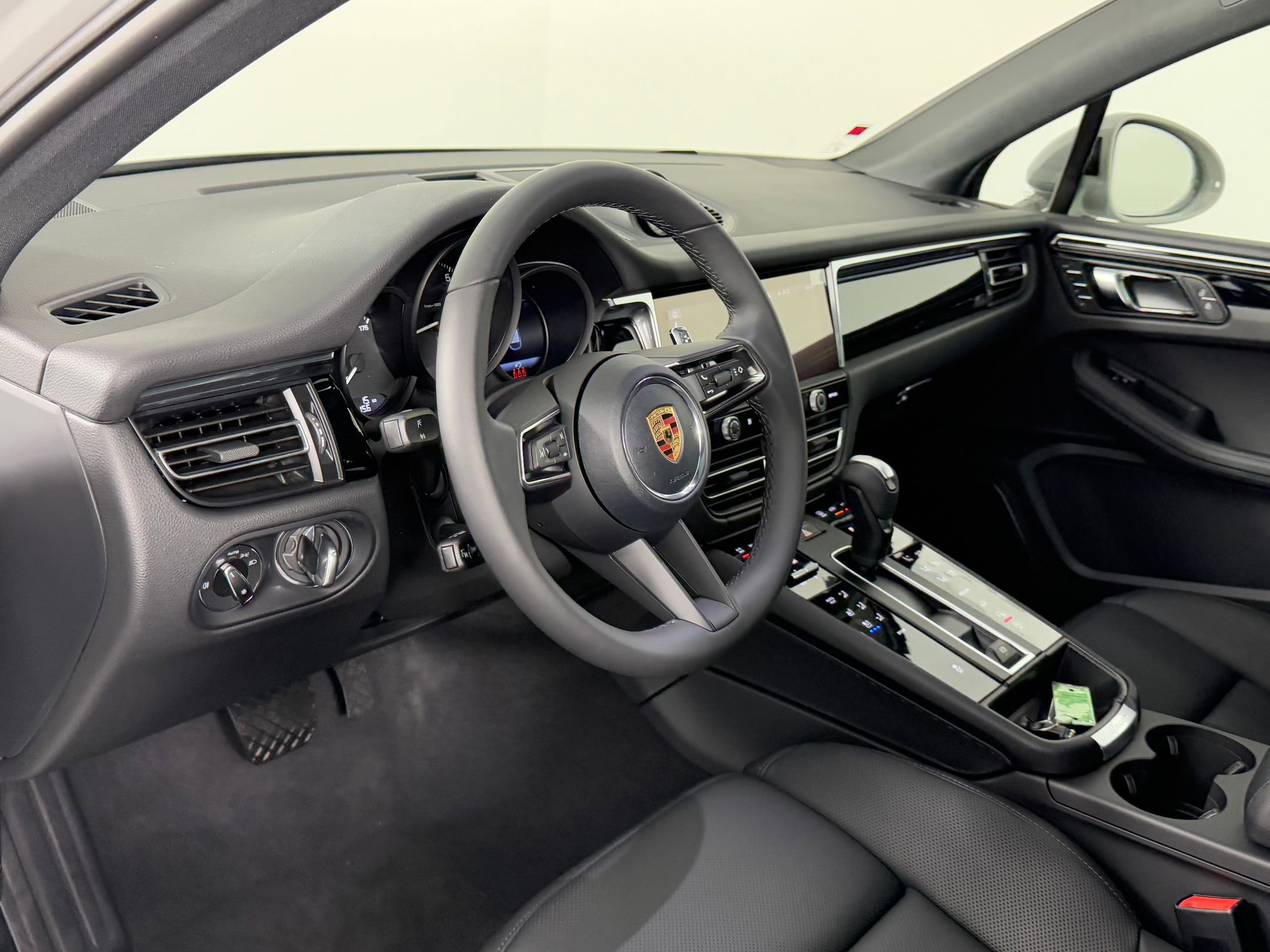 2026 Porsche Macan T photo 4