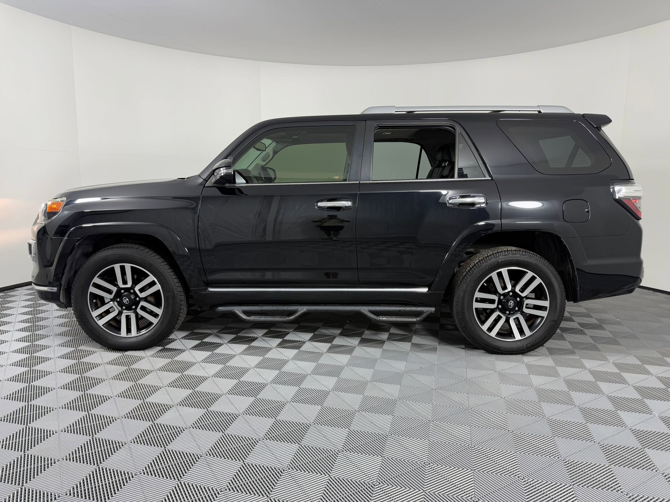 2018 Toyota 4Runner SR5 Premium photo 2