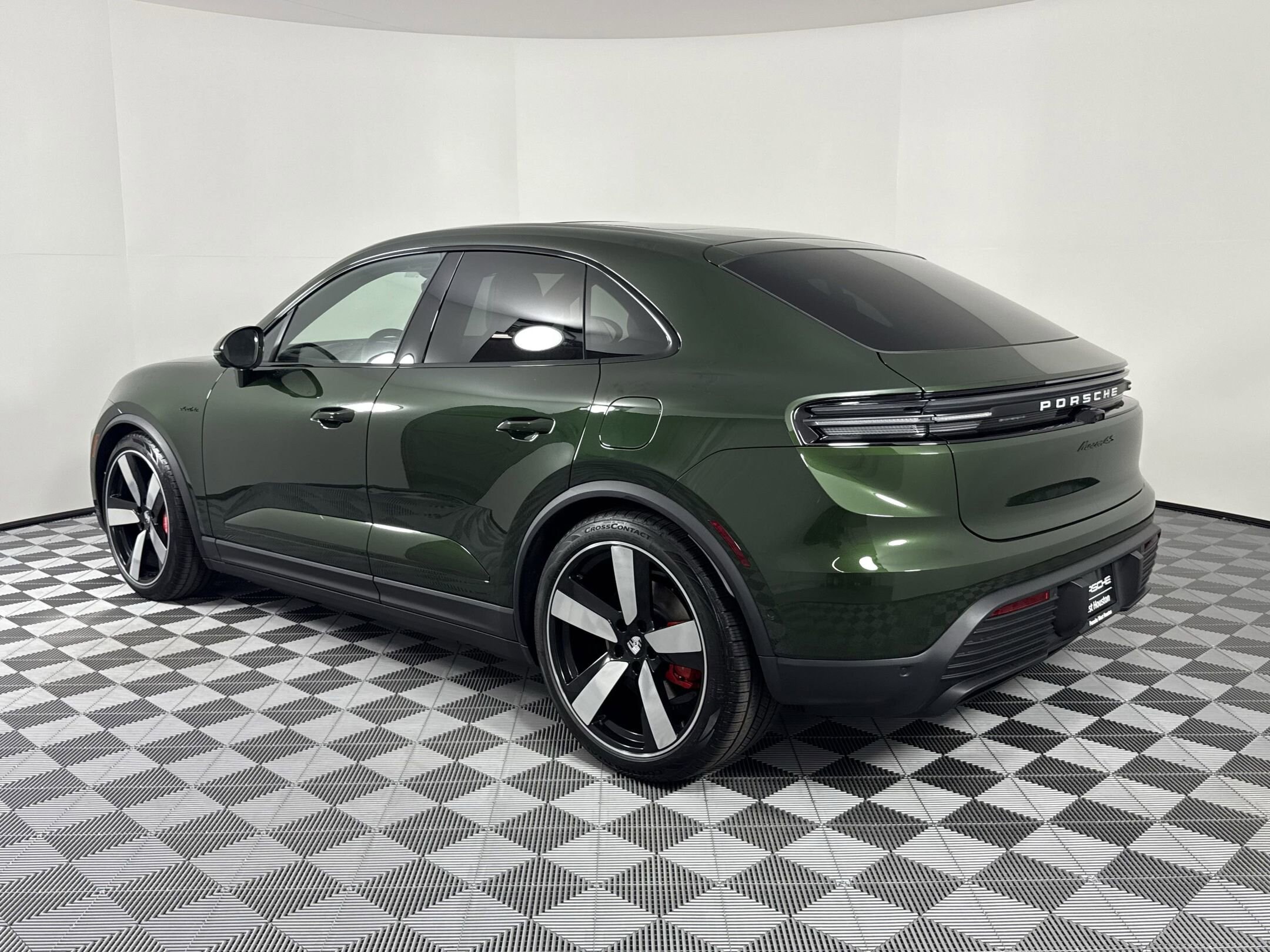2025 Porsche Macan Electric photo 3